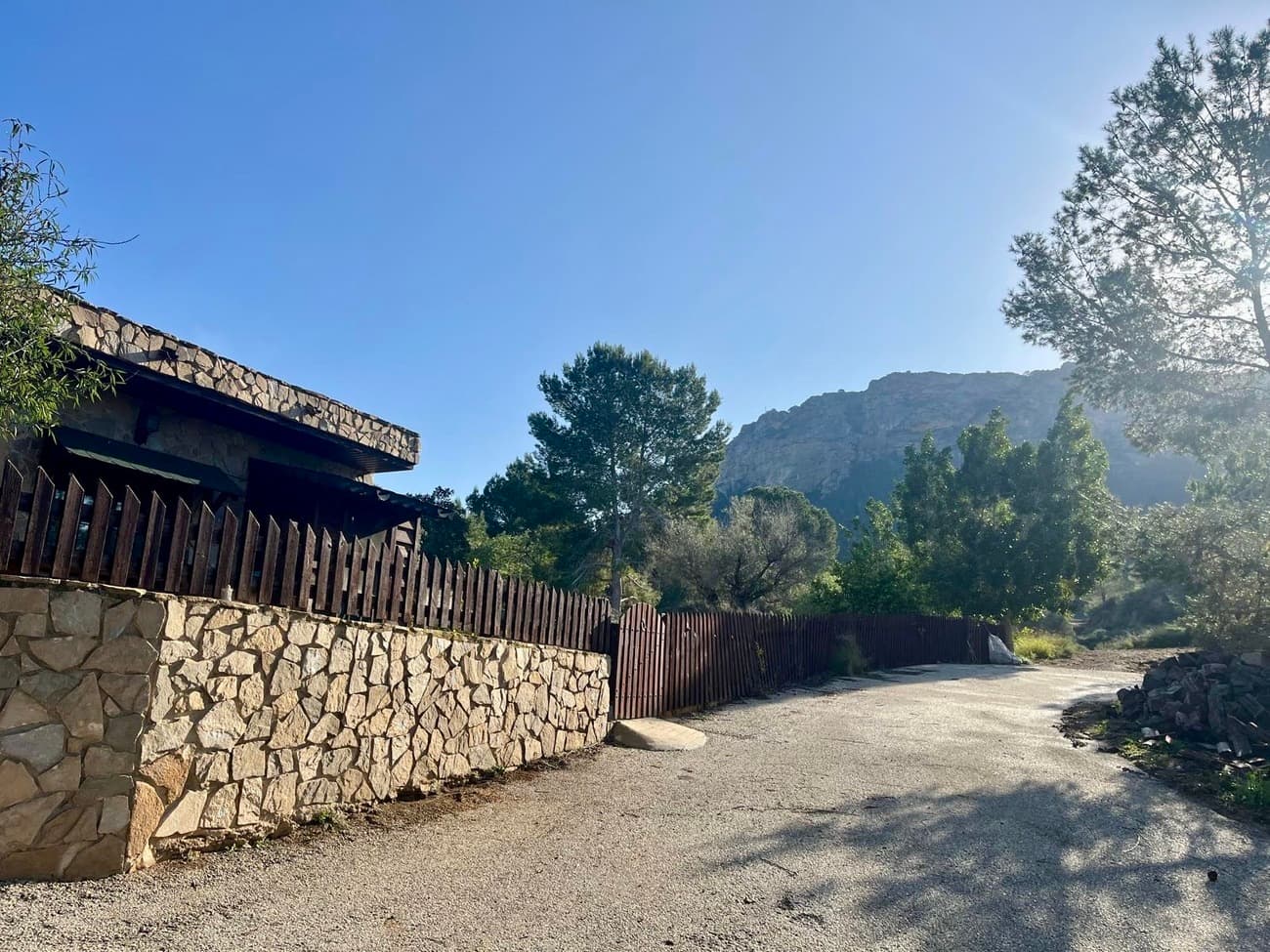 Magnificent One-of-a-kind Estate in the Sierra de Columbares Natural Park, Gea y TruyolsNestled in the heart of nature, this property enjoys an idyllic setting with spectacular views of the valley and surrounding mountains.The estate comprises 23,400 m² of land, located just 25 km from the beach, 17 km from the center of Murcia, 25 km from the new Corvera Airport, and close to several golf courses.The 150 m² built area includes the main house and an annex, featuring:2 bedrooms (with the possibility of a third in the annex), 2 bathrooms, Kitchen, living room, heating, air conditioningSolar-powered water system, five water shares and reverse osmosis filtrationOutdoor: Large 9x12 m swimming pool, bar area, sauna, spa, and outdoor kitchen with barbecueFully fenced property with a private road monitored by security camerasSome renovation work is required.Don't hesitate to contact us to get videos of the property or schedule a visit!
