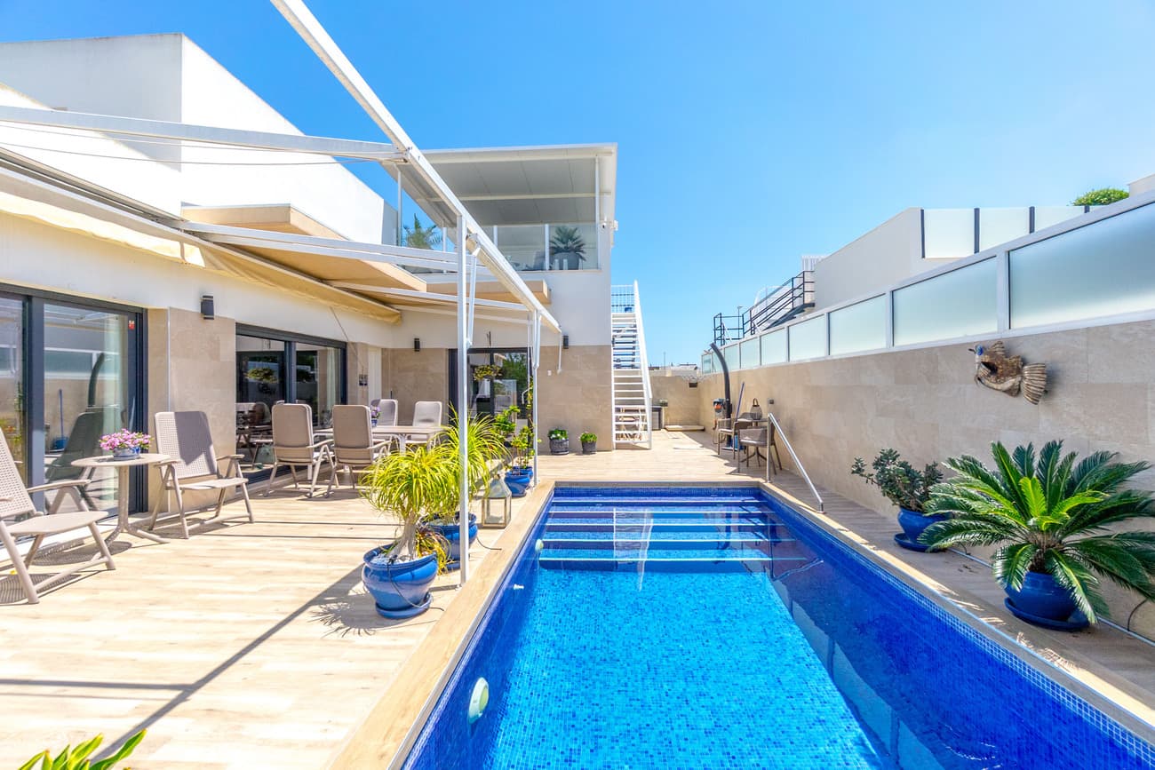 Modern and spacious villa with 2 bedrooms, 2 bathrooms, private pool and roof terrace.This great villa on one level from 2018 is 112 m2.In terms of content, the villa has a large living/dining room, a beautiful kitchen, a laundry room, 2 bedrooms and 2 bathrooms.The master bedroom has an adjoining walk-in closet and bathroom. Both bathrooms have underfloor heating.There is a large roof terrace with a roof and great views.The garden is tiled and awnings have been installed. There is also a carport and a storage room.The property is sold furnished, with white goods and air conditioning.Price: 359,000 euros + costsFacts:Year of construction: 2018Plot: 249.37 m2Housing: 112.04 m2Pool: 18 m2Energy certificate: A/BStorageLaundry roomRoof terraceFurnishedWhite goodsAir conditioningProperty tax: 315 euros per year.