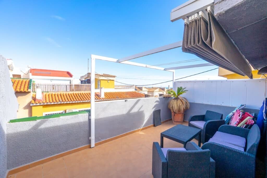 Beautifully renovated townhouse with roof terrace and sea views. 120 meters from the sea at Cabo CerveraThis beautiful renovated townhouse is 70 m2.On the first floor there is a nice patio before you enter the living room that has an open solution to the dining room and kitchen. The kitchen is modern and has plenty of cabinets.There is also a guest toilet on this floor.On the second floor there are 2 bedrooms with wardrobes and air conditioning as well as a beautiful modern bathroom.At the top there is a practical laundry room/storage room before you go out onto the charming roof terrace with a small barbecue area and nice views.The home is sold furnished, with white goods and air conditioning.The home appears very good, so you can move straight in without doing anything.Asking price: 195,000 euros + costs.Facts:Area: 70 m22 bedrooms1 bathroom1 toiletAir conditioningAppliancesFurnishedRoof terraceTiled gardenSea viewYear of construction: 1988Energy certificate: EProperty tax: 150 euros per yearCommunity expenses: 100 euros per year.