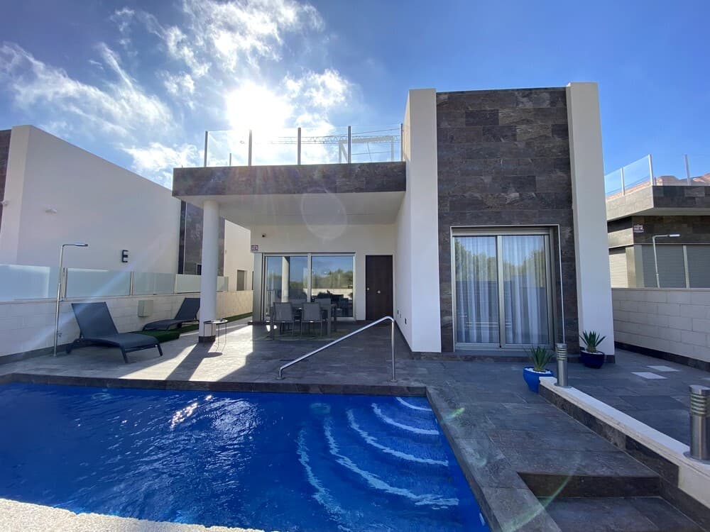Welcome to this luxurious, modern single-storey villa located in the Pink Paradise residence offering breathtaking views of Torrevieja's salt lakes. This spacious property has 5 bedrooms and 4 bathrooms, ideal for accommodating a large family or friends.The large open-plan living/dining area features French windows overlooking the garden, providing natural light throughout the day. The open kitchen is fully equipped, and the spacious bedrooms feature built-in wardrobes.The villa also boasts a converted basement area comprising a lounge/recreation room, a laundry room with washing machine and sink, and plenty of storage space. Exterior staircases lead to a 104 m² private solarium with a beautiful fitted kitchen, where you can enjoy breathtaking views of Torrevieja's salt lakes.Take advantage of the tiled terrace and private pool to relax and enjoy the magnificent natural surroundings. The villa is tastefully decorated and furnished with quality furniture. It is ready to live in, with ducted air conditioning (two air-conditioning units for added convenience), a private parking space and numerous amenities.The villa is ideally located close to the Villamartin golf course and offers easy access to supermarkets, bars, restaurants and stores. La Zenia beach and Zenia Boulevard shopping center are just a 10-minute drive away. In addition, many renowned golf courses are also nearby. Don't miss this unique opportunity to acquire this magnificent villa in an idyllic setting.