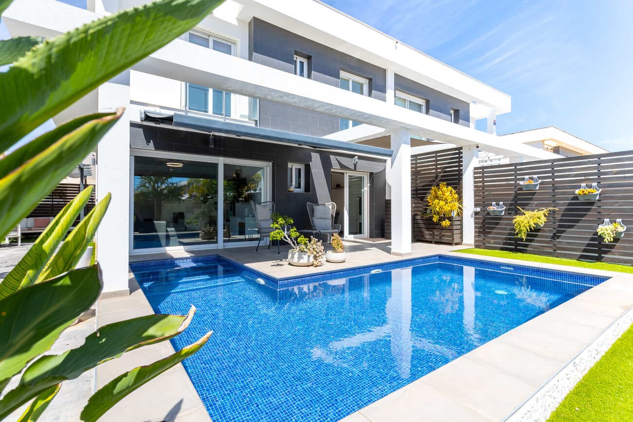 **Chalet Moderno en Gran Alacant - ¡Tu Oasis Personal! **Descubre esta impresionante chalet en la parte baja de Gran Alacant, ideal para quienes buscan un hogar permanente o una escapada vacacional. Con una arquitectura contemporánea y acabados de alta calidad, esta vivienda cuenta con una piscina privada de agua salada, perfecta para disfrutar del clima mediterráneo. A solo unos minutos a pie de la playa, tiendas, bares y servicios esenciales, tendrás todo lo que necesitas al alcance de la mano.La casa ofrece tres amplios dormitorios y dos baños en la primera planta, donde la luz natural inunda cada rincón. En la planta baja, además de un aseo de invitados, encontrarás el salón, cocina y comedor, que se abren al jardín tropical orientado al sur.La automatización de la iluminación LED en la terraza y la piscina añade un toque de modernidad y confort.Equipada con un sistema de aire acondicionado reversible canalizable, podrás disfrutar de tres temperaturas diferentes en los dormitorios, controladas fácilmente mediante un interruptor, temporizador o incluso desde tu smartphone con la app Airzone. Además, la propiedad incluye cámaras de seguridad, toldos automatizados y una puerta de entrada que garantizan tu tranquilidad.A solo 5 minutos a pie de un gran centro comercial con farmacia y supermercados, tendrás acceso a todo lo necesario para tu día a día. La proximidad a restaurantes, centros médicos, colegios y paradas de autobús facilita aún más tu vida en esta hermosa zona. Con el aeropuerto a solo 9 minutos y la playa El Carabassí a 7 minutos en coche, este hogar es el equilibrio perfecto entre comodidad y ubicación.No dejes pasar la oportunidad de vivir en este espectacular chalet adosado, construido en 2016 y en excelente estado. Con una superficie construida de 125 m² y una parcela de 219 m², este hogar cuenta con plaza de garaje y armarios empotrados. ¡Ven a visitarlo y enamórate de tu nuevo hogar!
