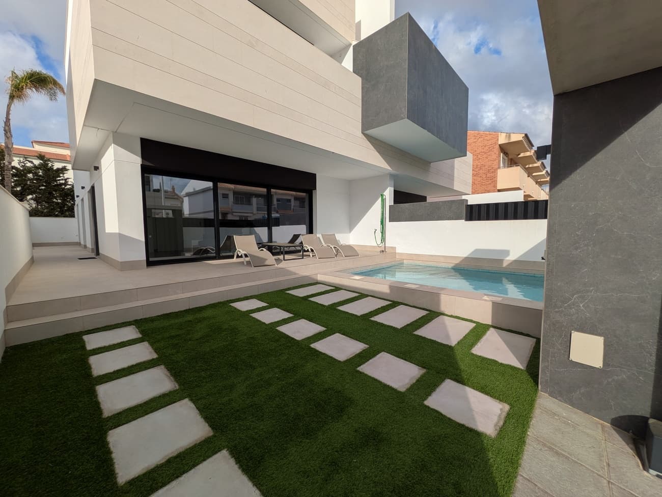 Discover this magnificent luxury apartment PURA VIDA, located on the ground floor, never before occupied and with an unbeatable location. It consists of 3 spacious and bright bedrooms, as well as two elegant bathrooms (one en suite) that stand out for their modern and functional design. The open-plan kitchen is fully equipped with high-end appliances, offering an ideal environment to enjoy everyday life. This exclusive property includes a large private east-facing terrace where you can relax by your private pool. It also has ducted air conditioning, ensuring comfort all year round.The property is surrounded by open green spaces and has all essential amenities such as supermarkets, restaurants, and schools just a few minutes' walk away. Just 2 km away you will find beautiful Mediterranean beaches, perfect for those seeking quality of life near the sea without sacrificing the charm of the town and its amenities.Additionally, it is easily accessible from Alicante International Airport, located just 45 minutes away, making it an excellent vacation option or permanent residence.