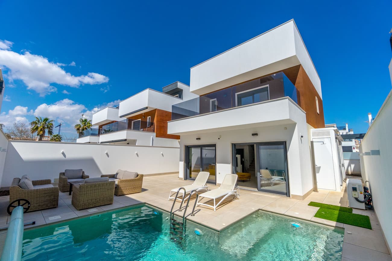 We are pleased to present this exclusive modern-style villa with its own plot and private saltwater pool, located in the sought-after and attractive area of Torre de la Horadada.This stylish villa consists of 3 bedrooms / 3 bathrooms, a living room, and a kitchen in an open-plan layout with direct access to the private pool and the large, sunny patio. The patio offers plenty of space for outdoor furniture, a lounge area, and sun loungers for a relaxing lifestyle.On the ground floor, there is a spacious living room/kitchen, a bedroom with good built-in storage, and a bathroom with a shower. The kitchen is equipped with Siemens appliances, including a built-in microwave in the oven, a coffee machine, and a dining area for 6 people.Upstairs, there are two bedrooms with excellent built-in storage. The master bedroom has an en-suite bathroom with a shower and access to a lovely sun-drenched terrace. There is also a second bathroom with a shower on this floor.One more floor up, you'll find the beautiful and spacious rooftop terrace, where an outdoor kitchen can easily be built for enjoying many pleasant dinners with family and friends. There is ample space for a lounge corner as well.The home features consistently high-quality finishes and generous natural light in all rooms.The villa is within walking distance to the renowned beaches of Torre de la Horadada, as well as the area's range of shops, restaurants, cafés, pharmacies, and grocery stores.Parking is available either on the plot or conveniently on the street outside.This villa must be seen to be fully appreciated!Features:Integrated AC/heating in all rooms (except bathrooms) with individual room temperature controlElectric shutters on most windowsMosquito screens in all bedrooms and in the living room/kitchenUnderfloor heating throughout the propertyAll bathrooms have towel warmersOutdoor lighting around the entire wall with Plejd system, allowing dimmable lightingWater softening system for incoming waterSeparate laundry room with Siemens washer and dryer, plus storage spaceOutdoor shower with hot/cold waterSaltwater pool with automatic refill system for water and salt, includes a jacuzzi section for at least 6 people, and a pool cover is includedThe villa is sold unfurnished with all kitchen appliances included.Possession according to agreementFiber internet installedYear of construction: 2023Built area: 124.96 m²Balcony/Terrace: 10.80 m²Rooftop terrace: 41.62 m²Plot size: approx. 221.48 m²Distance to the sea: approx. 8 minutesNo community association feesAnnual property tax: approx. €800