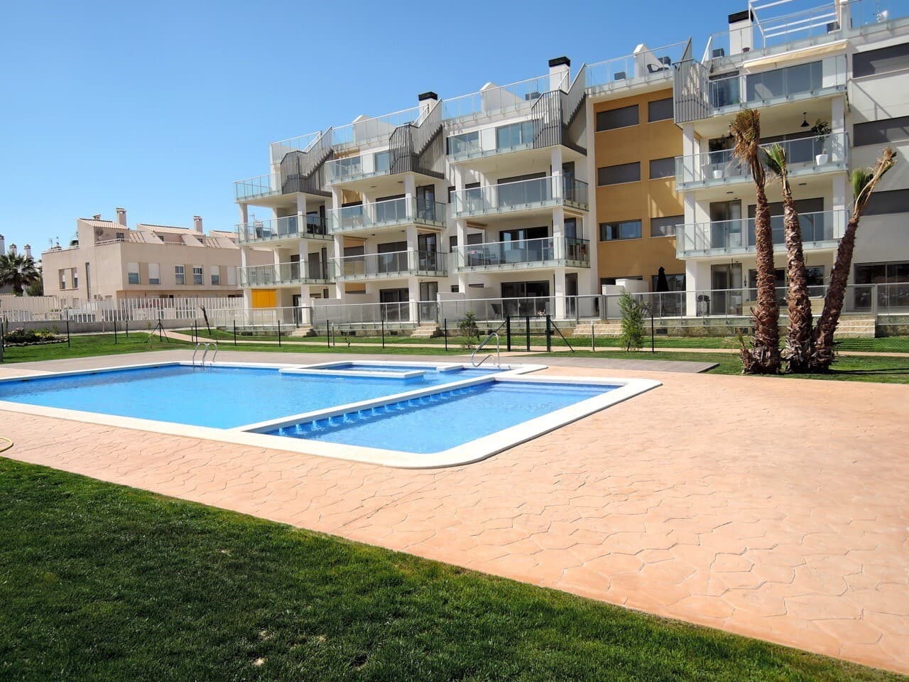 This apartment is part of Villamartín Gardens in the residential area of El Barranco, Villamartín (province of Alicante), Costa Blanca South.It is a very quiet location and yet close to all amenities, the Zenia Boulevard shopping centre, the beaches of Orihuela Costa and the golf courses of Villamartín, Las Ramblas, Campoamor and Las Colinas.Less than 50% of the 2.5 hectares of the urbanisation has been developed. The rest has been filled with beautiful gardens, three swimming pools (one of which is covered and heated), a playground and bio-health fitness equipment.By making optimal use of the space between the buildings and focusing on the south-facing orientation of the spacious terraces of the apartments, all homes benefit from plenty of natural light.This apartment has been let on a long-term basis until the end of 2027, making it an ideal investment property. After the contract with the current tenants expires, the owner can use it himself.