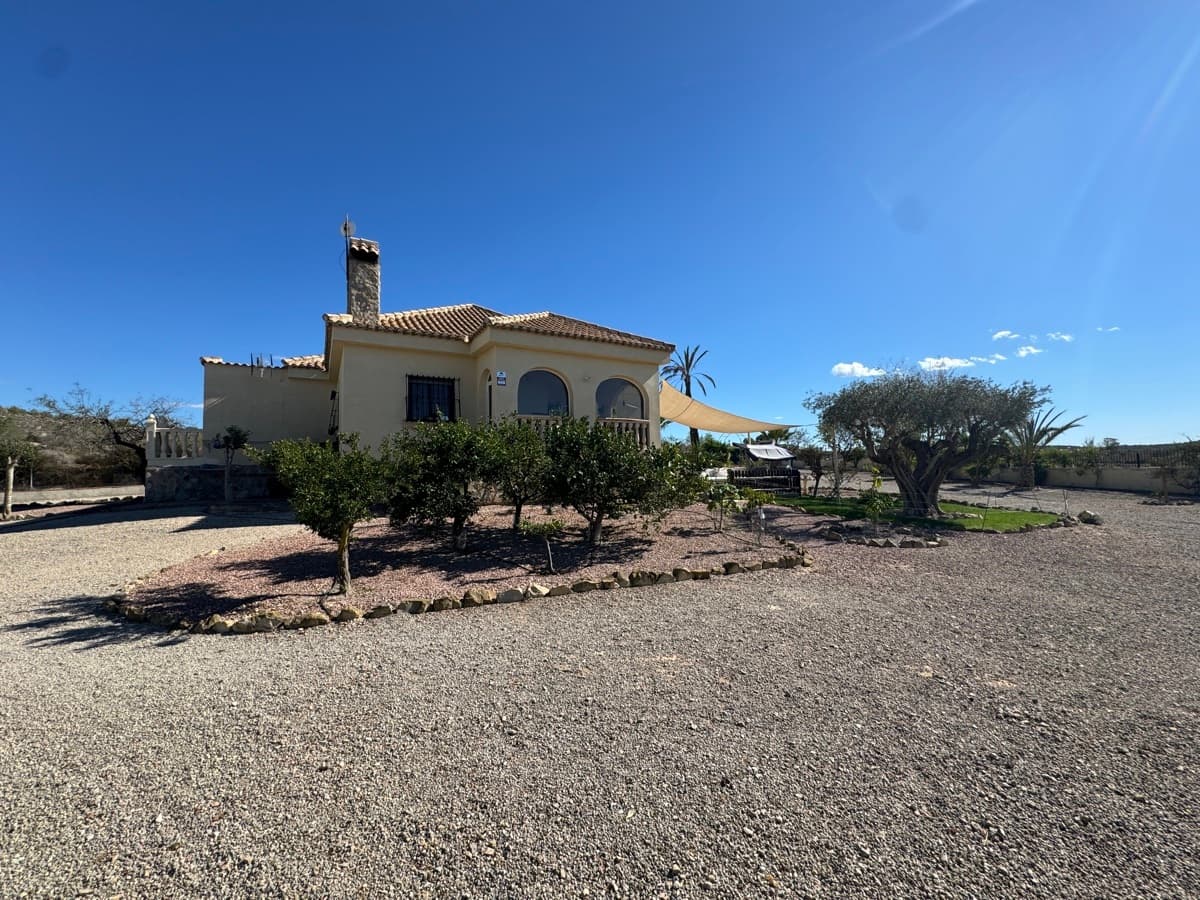 Idyllically located in the countryside of Torremendo, a small village just outside the Orihuela Costa.This (fully legal) Finca provides its own electricity and water supply with solar and wind power and a water tank. A septic tank has also been put in place, making the annual running costs very low.The finca is located on a plot of 2,955m2 and the living area is 129m². It has a swimming pool (47m²), an outdoor kitchen and a shed.If you are looking for a quiet property just a 25-minute drive from the coast, this is an opportunity. 