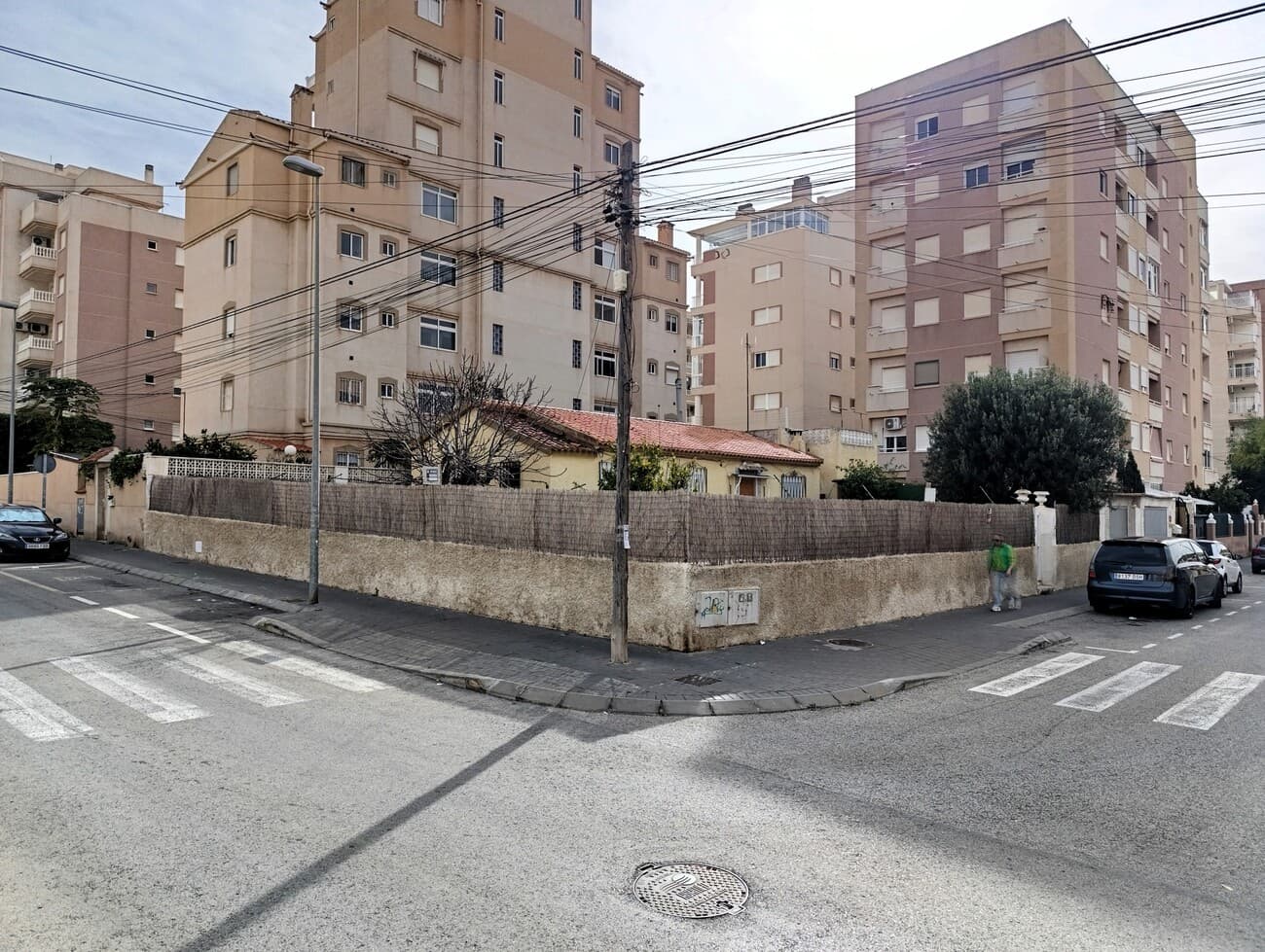 Urban plot in Torrevieja.Plot area: 500 m².Buildable area: 900 m²Housing type: high-rise residential or single-family residential.The plot faces two streets and measures approximately 24 x 20 meters.Occupancy: 40% (200 m² per floor)Currently, the plot houses an old house of approximately 103 m² and two above-ground parking spaces.We have a trusted architect and construction company.Book your appointment now to view this property!