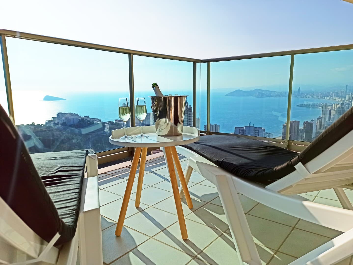 On the 29th floor of Torre Lugano is this apartment with stunning panoramic views over all of Benidorm, the mountains and the sea. The Torre Lugano building is the 2nd tallest building in Benidorm with a total of 42 floors and a height of 158m. The apartment with a constructed area of 89m² has 2 bedrooms, 2 bathrooms, living room and a large terrace, where you can enjoy the sun and views. The apartment is oriented to the south. It is very well maintained and has a new Daikin air conditioner with WIFI from 2024. There are also 2 private garage spaces within the building.The apartment has a tourist license and is almost always rented to tourists. It has its own website. The profitability is very very high with demonstrable revenues in 2022 of €26600, in 2023 of €29500, and in 2024 of €30700!! Website, furniture, accessories, customer base, ... All inclusive!Torre Lugano in Benidorm has 2 large outdoor swimming pools, another pool for children, a gym, a large garden with playground, tennis court, paddle tennis court and you can also play football and basketball.Torre Lugano has a doorman and video surveillance. 