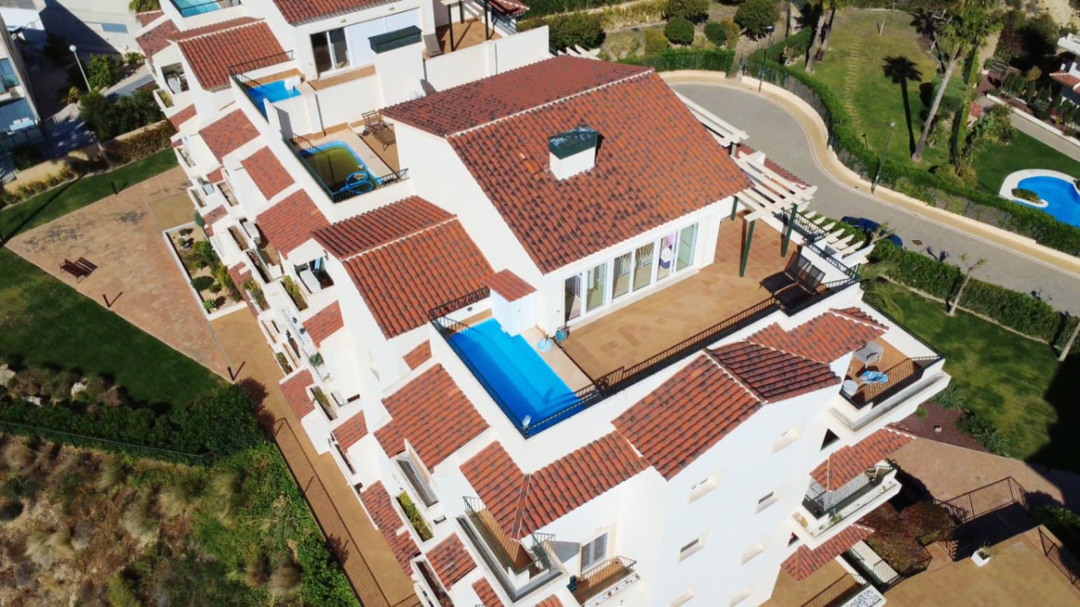 This beautiful luxury penthouse is located in Oasis Beach, Mascarat, and was built in 2007. It features a private pool and a communal pool, and offers stunning panoramic views of the Mediterranean Sea and the mountains. Situated on the fourth floor of a four-story building, the penthouse has 3 terraces perfect for enjoying the Mediterranean sun, with 360º views. There is sun all day long. The property has 108 m² of living space, plus 96 m² of terraces, totaling 204 m². There are 2 bedrooms and 2 bathrooms, one of which is en suite. The apartment is fully furnished and equipped with all the amenities, including a new air conditioning system for heating and cooling, awnings for sun protection, a private pool with a filtration pump, a 10 m² storage room, and an underground parking space. The complex has an elevator, concierge, and a communal garden with a communal pool. The area offers a wide variety of services, such as a marina, restaurants, bars, and a supermarket, all within walking distance for your convenience.