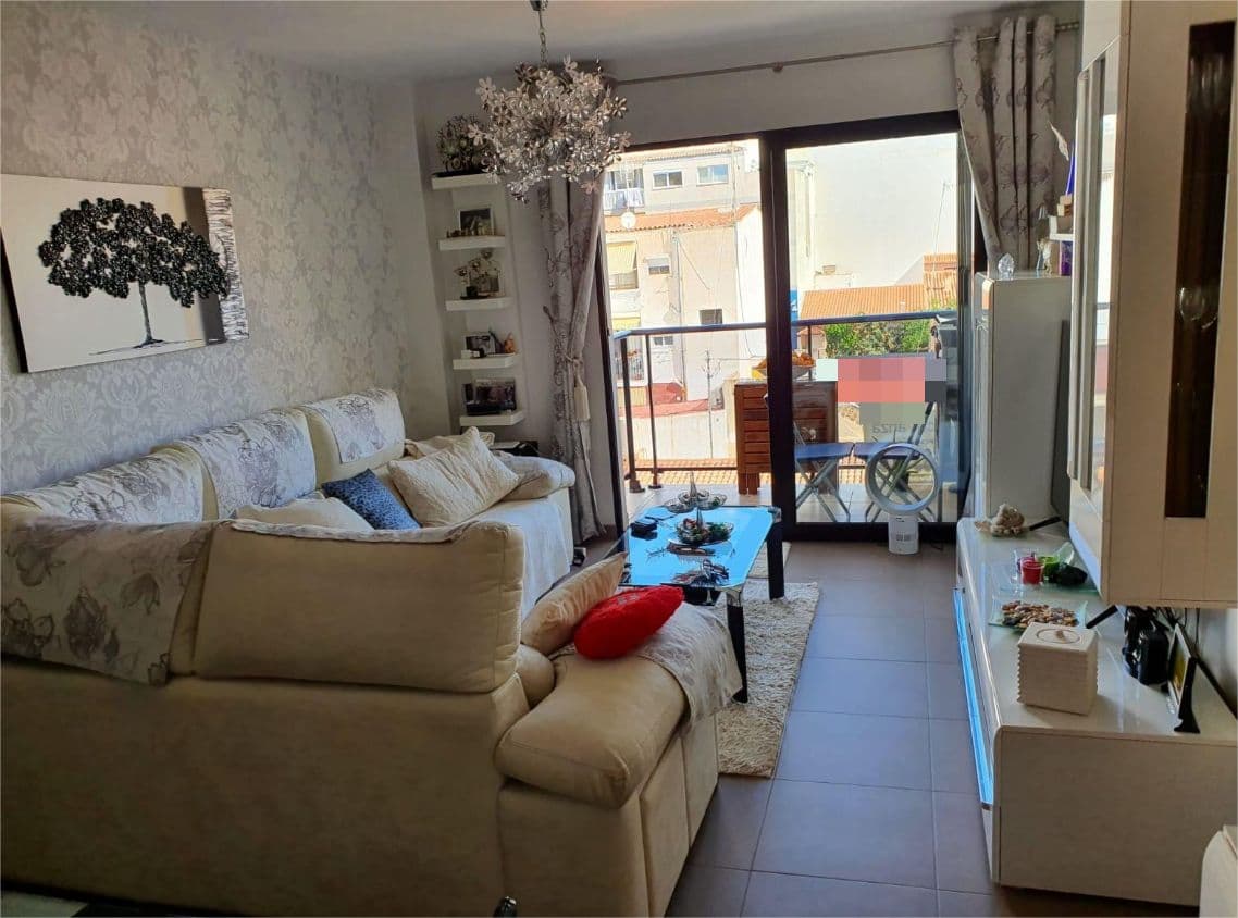 This charming apartment in the center of Benidorm combines comfort and style, ideal for those seeking a vibrant urban life without sacrificing tranquility. With a built area of 85 m² and a usable area of 77 m², this apartment is the perfect place to enjoy Mediterranean living in a cozy and well-maintained environment.The apartment features two comfortable bedrooms and two bathrooms: one with a bathtub and the other with a shower, ensuring comfort and privacy for all residents. The thoughtful layout makes the most of every corner, providing a functional and pleasant space. The independent and fully equipped kitchen is ready to satisfy any gourmet. Additionally, the apartment has a covered balcony of 3.50 m² where you can enjoy the fresh air. Among the additional amenities of this apartment is an underground garage with a parking space, ensuring the safety of your vehicle. There is also a storage room for your belongings.The apartment is equipped with modern amenities, such as satellite television and Internet, ensuring a permanent connection. For added convenience, the intercom and excellent transport links facilitate access to other areas of the city. The security door and double glazing add peace of mind and safety to your new home.Located in the lively center of Benidorm, the apartment offers a wide range of services, from restaurants and shops to stunning beaches.