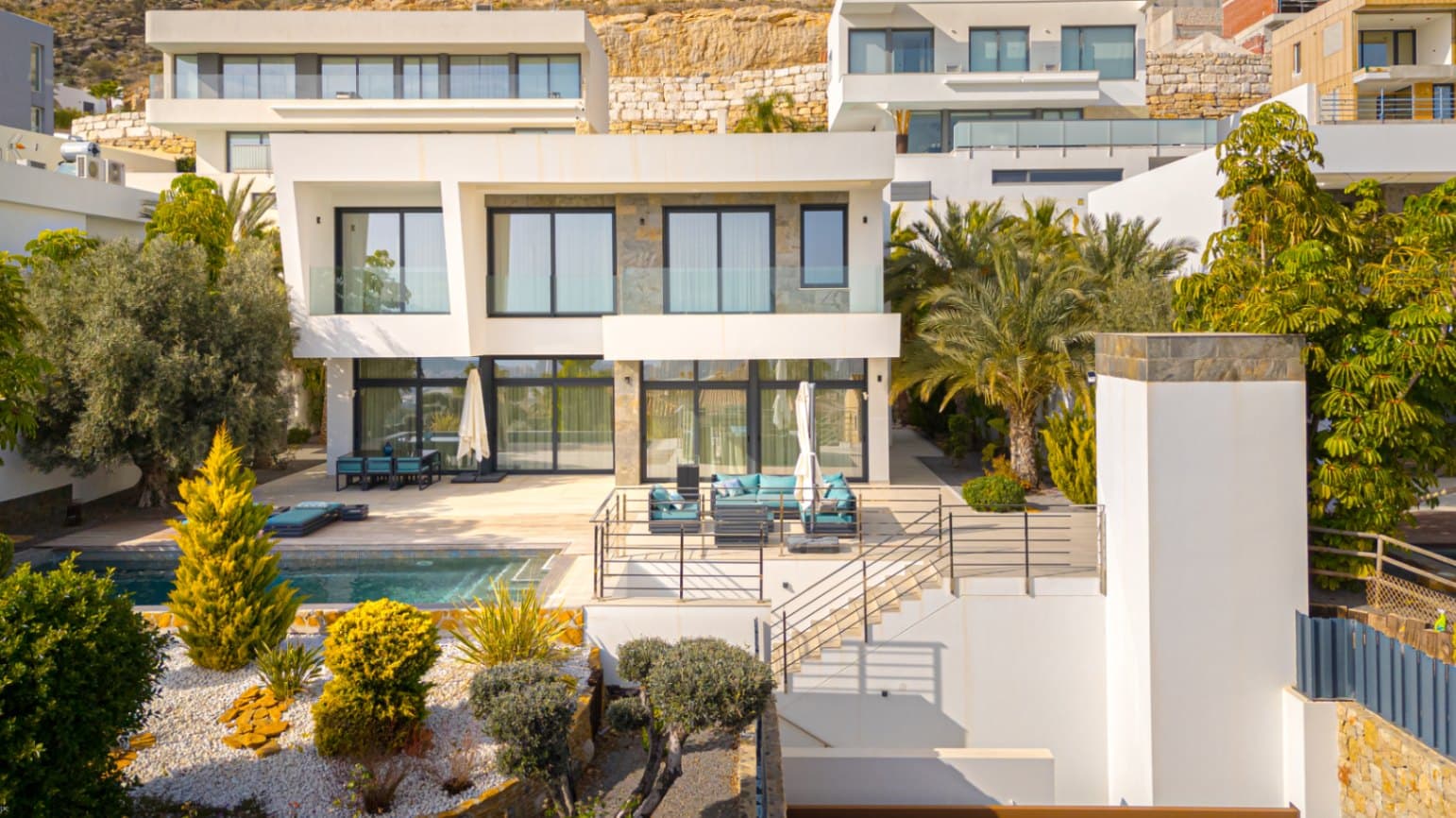 Description of the Chalet in FinestratDiscover a luxurious and comfortable retreat in this stunning chalet located in the charming Finestrat, in the province of Alicante. With a construction of 635 m² on a private plot of 704 m², this property is the epitome of elegance and well-being.Spacious LayoutThis chalet features 5 bedrooms and 6 bathrooms, providing generous and comfortable space for large families or those who enjoy hosting friends. The layout is designed to maximize natural light, creating cozy and bright environments in every corner.Modern AmenitiesEquipped with centralized air conditioning and heating, this home is set up to provide an ideal climate year-round. The open-plan kitchen is a delight for food lovers, promoting togetherness while cooking delicious meals.Outdoor SpacesThe exterior of the property includes a private pool to enjoy on warm summer days and a beautiful garden that surrounds the house, perfect for relaxing or hosting family gatherings. Additionally, the chalet offers a balcony and an open terrace, where one can enjoy the stunning views and the characteristic sun of the region.Security and ComfortSecurity is a priority; therefore, this chalet is equipped with an alarm system, security door, and double glazing. The property also offers a storage room for additional storage and a parking space that enhances the functionality of the home.Energy CertificationsCommitted to the environment, this chalet has energy certifications of class A, both in energy efficiency and emissions, demonstrating its efficiency and environmental responsibility.Prime LocationSituated in an area with good transport links, this chalet not only provides a peaceful retreat but also easy access to local services, shops, and attractions of vibrant Finestrat. Whether you seek adventure or a place to relax, this location has it all.This chalet in Finestrat is more than just a property; it is a lifestyle that invites you to enjoy the beauty of Alicante every day. A home filled with all the details you could desire, waiting for you with open arms.