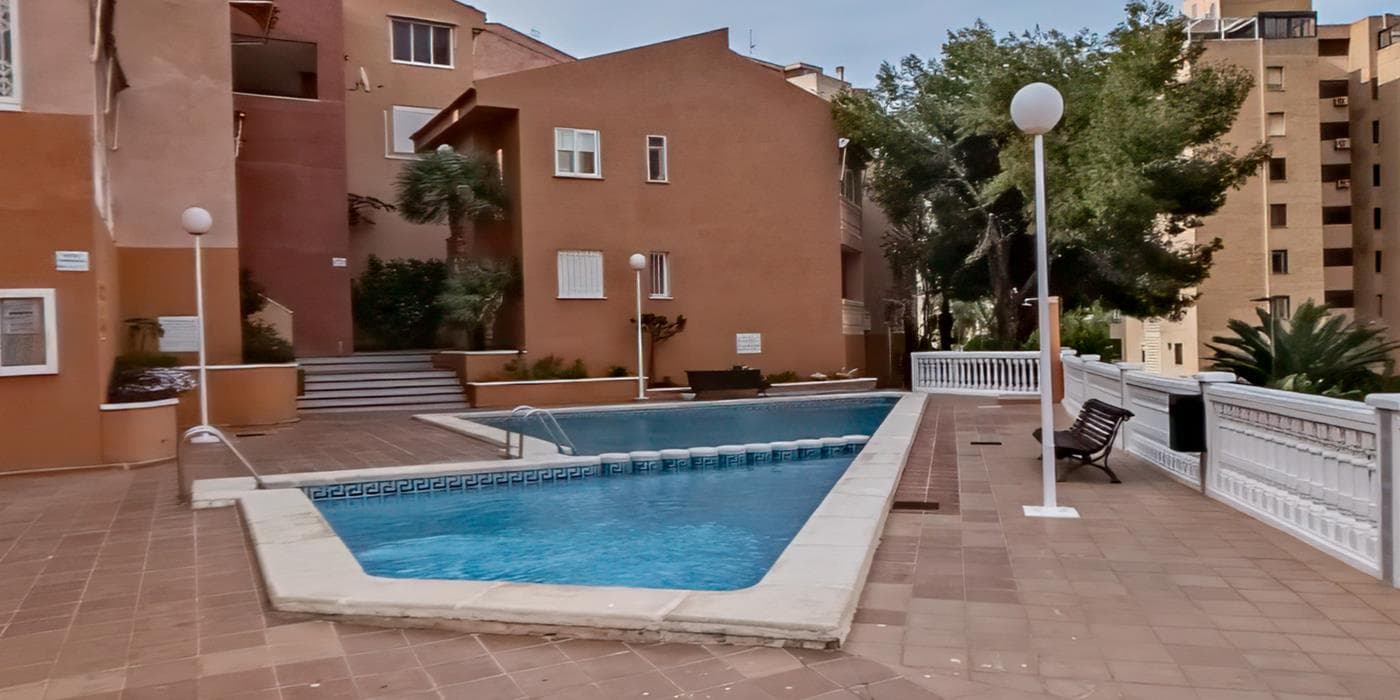 This apartment is located in a quiet area, in the Poniente area of Benidorm. It is an area with little traffic, but close to everything. The apartment has been refurbished in stages and is in good condition. It has two bedrooms, a full bathroom, kitchen with utility room, living/dining room. From the living room there is an exit to a glazed terrace. A garage space is included in the price.The urbanization has a pool area and a beautiful garden, cared for by the concierge. From the apartment all services are close by and 10 minutes walk, the Poniente Beach.Community Fees 125€/MonthI.B.I. 336€ 