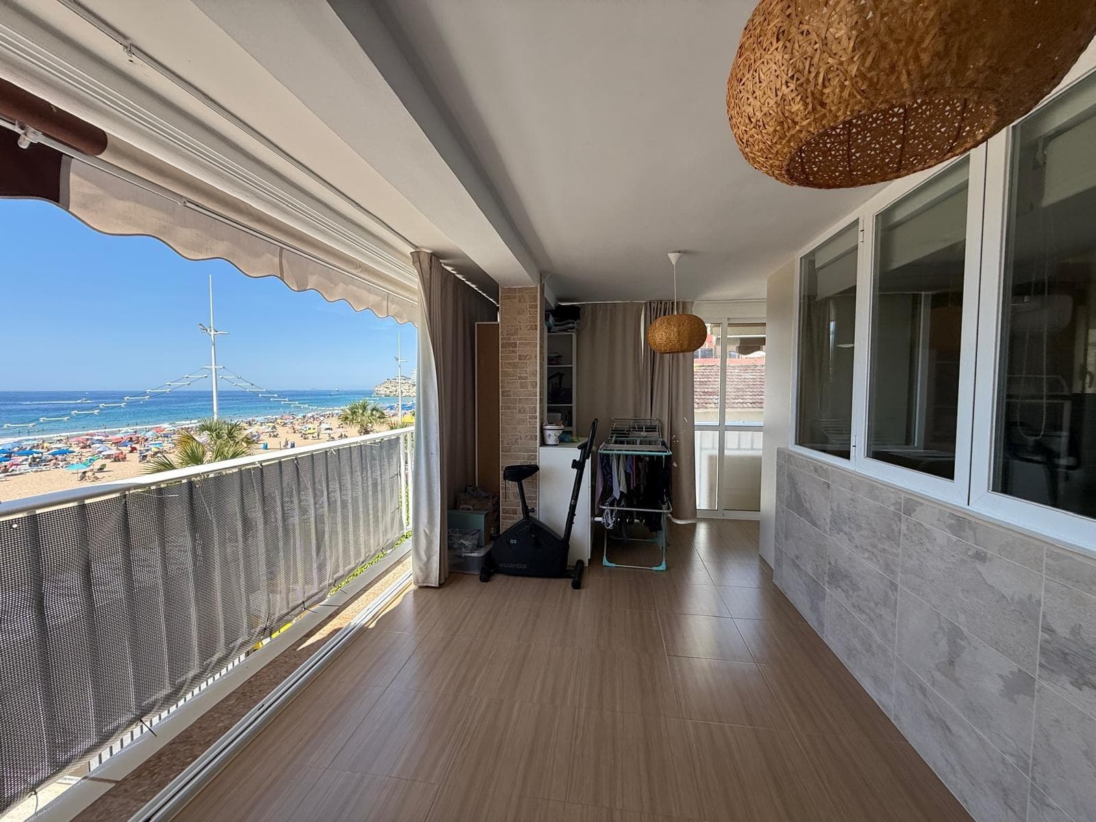 Attractive Apartment in BenidormLocated in the coveted Levante area of Benidorm, this impeccable 116-square-meter apartment offers you an ideal refuge where comfort meets convenience. With a practical and modern design, this property is perfect for both year-round living and enjoying well-deserved vacations on the sunny Costa Blanca.Spacious and Comfortable AreasThe apartment features three comfortable bedrooms, specifically designed to provide a cozy and serene environment. Each room is crafted with attention to detail, ensuring maximum comfort. Complementing these private areas, you will find two functional bathrooms that guarantee the necessary comfort and privacy for you and your guests.Separate Kitchen and Modern AmenitiesThe separate kitchen is a versatile space designed for culinary enthusiasts. This environment allows for the preparation of delicious meals while enjoying a cozy and practical setting. Additionally, the apartment is equipped with air conditioning, ensuring your home stays cool during the warm summers in Benidorm.Views and Connectivity in an Exceptional SettingThe south-facing orientation of this apartment allows natural light to flood the spaces, creating a warm and bright atmosphere. Outdoor elements, such as the balcony and its covering, provide the perfect spot to relax and enjoy spectacular views while sipping on a refreshing drink.Additional AmenitiesThe tenants of this apartment will benefit from a complete set of amenities that make life easier and more enjoyable. This includes dedicated parking, a storage room for additional space, and an elevator that ensures effortless access to every corner of the building. The laundry room also serves as a practical auxiliary space, keeping the home in perfect condition and organized.Prime Location in BenidormBenidorm is known for its beautiful beaches, while the Levante area combines a vibrant atmosphere with the tranquility expected in a home. The excellent communications in the area ensure easy access to all the attractions, restaurants, and activities that the city has to offer.This apartment is not just a place to live, but a home where memories will be built surrounded by the beauty and charm of the Costa Blanca. Don’t miss the opportunity to make it your new retreat!