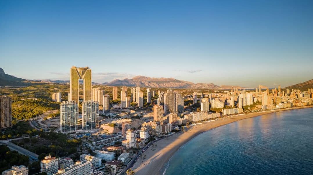 Discover a unique opportunity to live or invest in one of the most outstanding apartments in the iconic Intempo building on Ponente beach in Benidorm.With 95m² of usable space (of which 130m² are occupied by living areas, including common areas), this apartment has been meticulously renovated and finished to the highest standard.The layout includes two spacious bedrooms, one master with an en-suite bathroom and direct views of the Mediterranean Sea, and another with views of the majestic mountains, as well as a living-dining room with an open-plan kitchen that opens to a private terrace of 23m² with panoramic views of the sea and the Benidorm skyline.The kitchen is fully equipped with modern appliances and solid countertops. The bedrooms have built-in wardrobes, and comfort is ensured all year round with double glazing, individual air conditioning, and low-energy heat pump.The apartment is sold completely ready to move in, including an underground parking space and a storage room.Residents of Intempo can enjoy over 6500 m² of exclusive common areas that include:- The Club on the 46th floor with an infinity hot tub, panoramic gym, massage rooms, and sauna.- Terrace on the 47th floor with spectacular views of the bay.- Pools, gardens, private restaurant, children's area, spa, Fresh Bar, and sky bar.- Universal Wi-Fi throughout the building, modern security system, and 8 high-speed elevators.