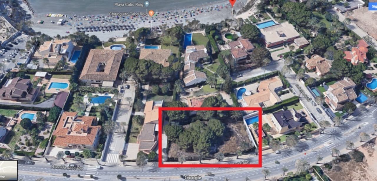 This is a large piece of land measuring 1080m2 on Cabo Roig beachfront. There's permission to build 1 property with 2 floors, each floor can measure up to 270m2. The land has electricity and water connection point. This is also less than 100 metres from the golden Cabo Roig beach.