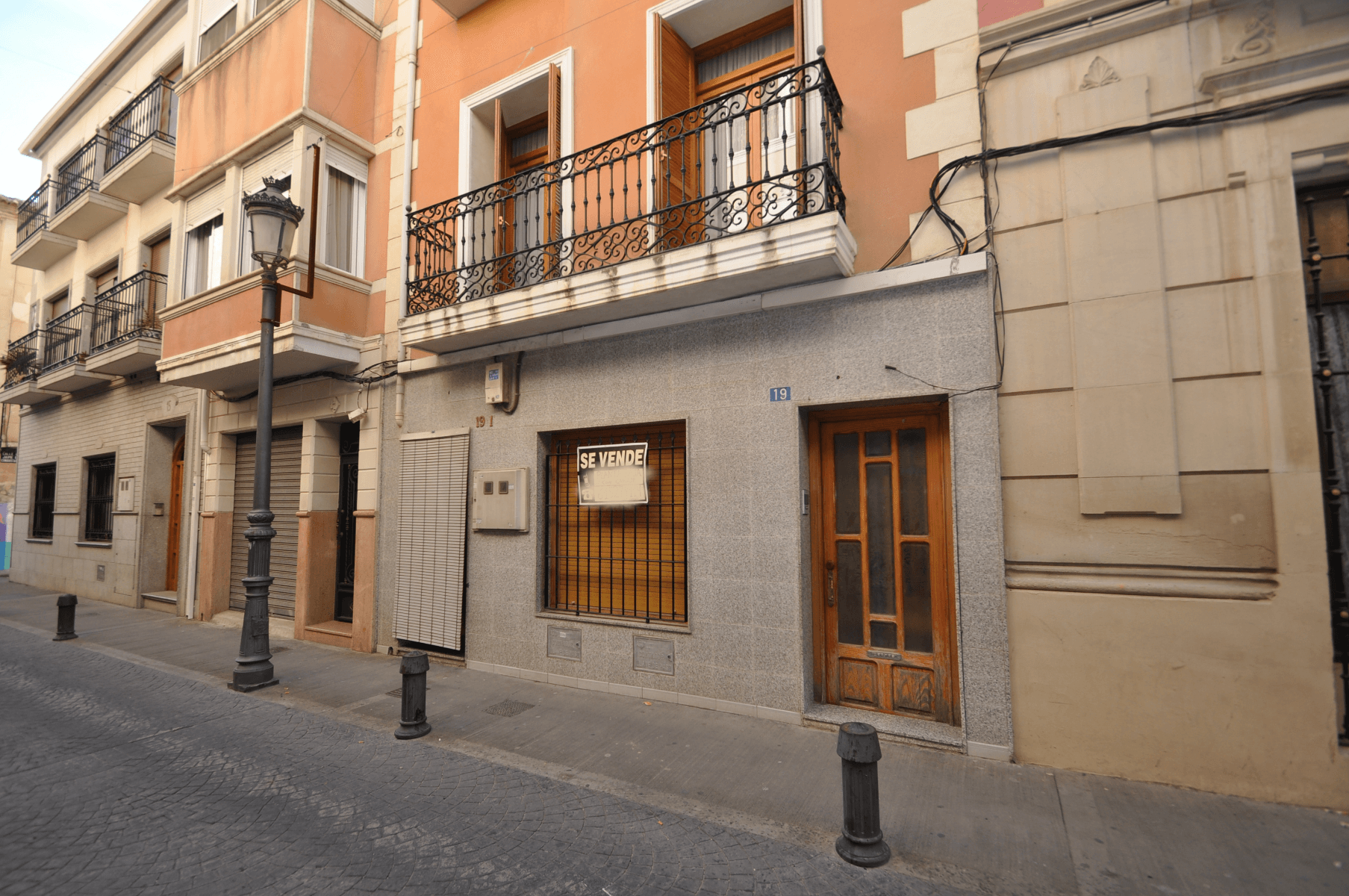 Beautiful town house located in the center of Novelda, the property has access through two different streets. This house needs a little improvement, but with just painting and changing the doors you will have a new house! The electrical installation is new, the sewer is new, the thermos ... So the main thing is in perfect condition. The house has 165 meters built distributed in 3 bedrooms (with the possibility of making more bedrooms) 1 bathroom, large living room prepared to put a wood burning fireplace and the area where the kitchen would go. It also has a very large garage with capacity for 2/3 cars, which you could turn into an annex for guests or more rooms.We are specialists in the Costa Blanca and Costa Calida specialising in the Alicante and Murcia Inland regions with a particular emphasis on Elda, Pinoso, Aspe, Elche and surrounding areas. We are an established, well known and trusted company that has built a solid reputation amongst buyers and sellers since we began trading in 2004. We offer a complete service with no hidden charges or surprises, starting with sourcing the property, right through to completion, and an unrivalled after sales service which includes property management, building services, and general help and advice to make your new house a home. With a portfolio of well over 1400 properties for sale, we are confident that we can help, so just let us know your preferred property, budget and location, and we will do the rest.