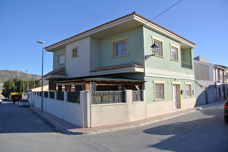 This is a stunning house of the highest quality, without doubt having that wow factor that the more discerning buyer would look for in a property. With five bedrooms with fitted wardrobes and 3 bathrooms. This house is very spacious and will make a luxurious home for a family or has potential as a guest house. It is 300m2 and has a large lounge/diner. It laso has a garage and covered porch. There is a private courtyard, swimming pool. There is ducted air con with independant controls. It is a fantastic high quality build with high density insulation. The master bedroom has an en suite and dressing room. There is CCTV, toughened glass windows with sensors,electric blinds. They are security doors and windows. Inside the property there are high ceilings. There is also a 30,000Litre water softener deposit. It is within walking distance of the village and is only 10km from the bustling market town of Pinoso.