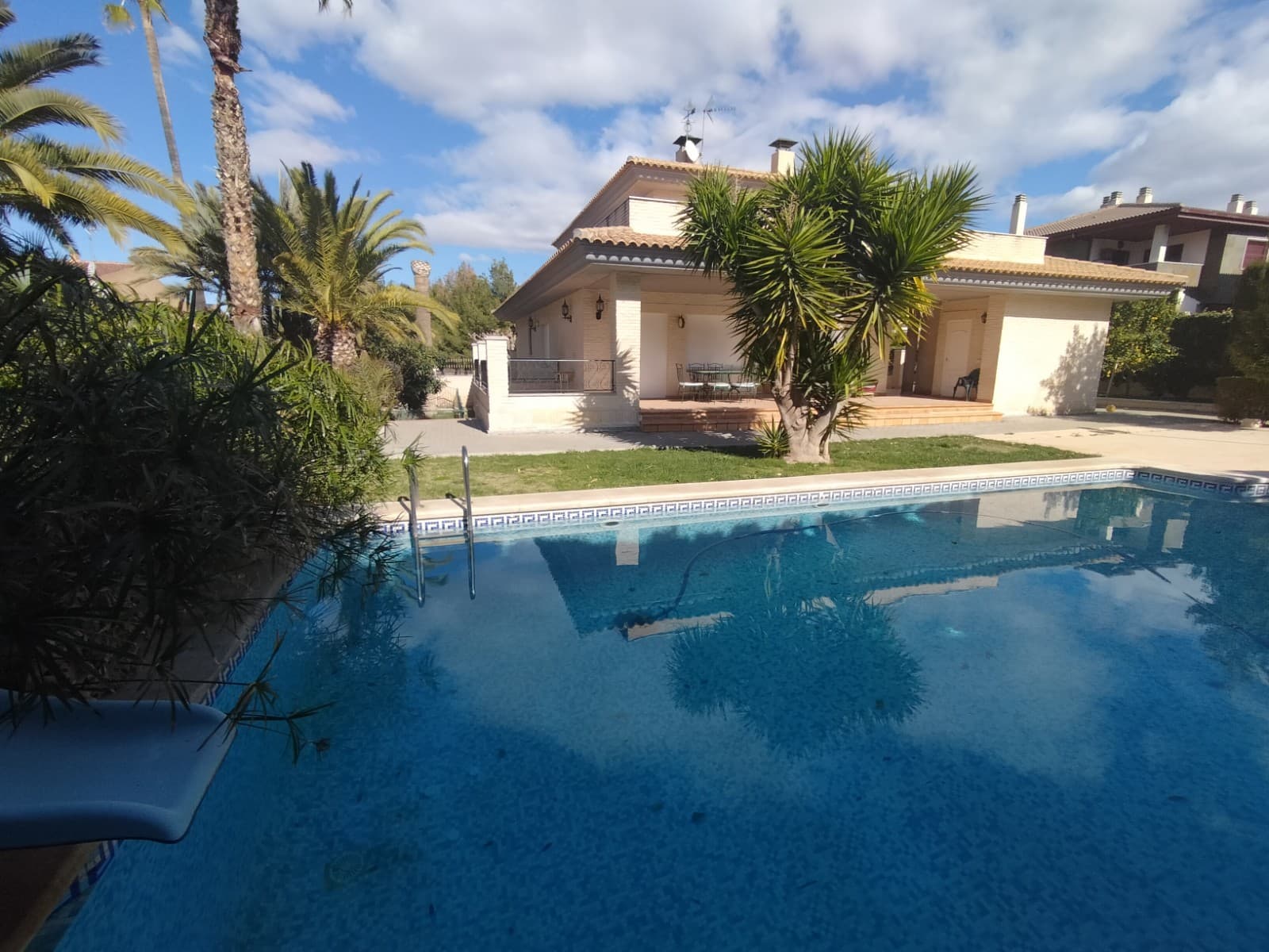 We have this spectacular villa for sale in one of the best areas of Elda.An area that will captivate the new owner, as it is a privileged location, and an area of great value in land. This villa consists of a first floor, with two bedrooms, one of them en suite with an en-suite bathroom. It has a spacious living room with access to the garden and open terrace area, and a large kitchen also with access to the outside; laundry area and pantry as well as a bathroom for this same floor. It is worth noting the spaciousness of the house, and the meters in each room. All bedrooms in this property have fitted wardrobes, or dressing room. This property is conscientiously made, with top quality materials, both in floors, wooden parquet, marble in entrance and staircase, tiles, double conditioning windows. Automatic light and shutter system. Surveillance system for opening the entrance door, and alarm. It also has an outdoor area with a toilet, barbecue, and utensils area and oil boiler. On the upper floor, there are two more spacious bedrooms that open onto a large solarium terrace for the enjoyment of its owners. There is also another bathroom on this floor. It is worth mentioning the basement floor, as it would be like another annex to this property. It has a beautiful living room with a huge fireplace area and kitchen area. In this area without any problem you could make a bedroom and have a house in this annex property.It has large windows, which gives a lot of light. In the kitchen, there is also a pantry This basement floor also has another bathroom, and access to the garage area.The garage area is impressive, because it has a large space, to be able to use it in the best way for the new owner. Have an office area, a play area, new bedrooms, etc... The garden area has a large swimming pool, and relaxation area, as well as part of the garden with beautiful palm trees and plants. This garden area, due to its size, allows a new property to be built on this plot, as it is urban land, with a value today of €250 square meter. Imagine the value of the purchase.Undoubtedly, it is a property for people who value a house with tradition, and well realized. The ideal home of your dreams. We will be happy to visit it with you. Do not hesitate to contact us to confirm your visit. You'll be delighted with it.NOTE: PART OF THE PLOT CAN STILL BE BUILT UPON IF REQUIRED: