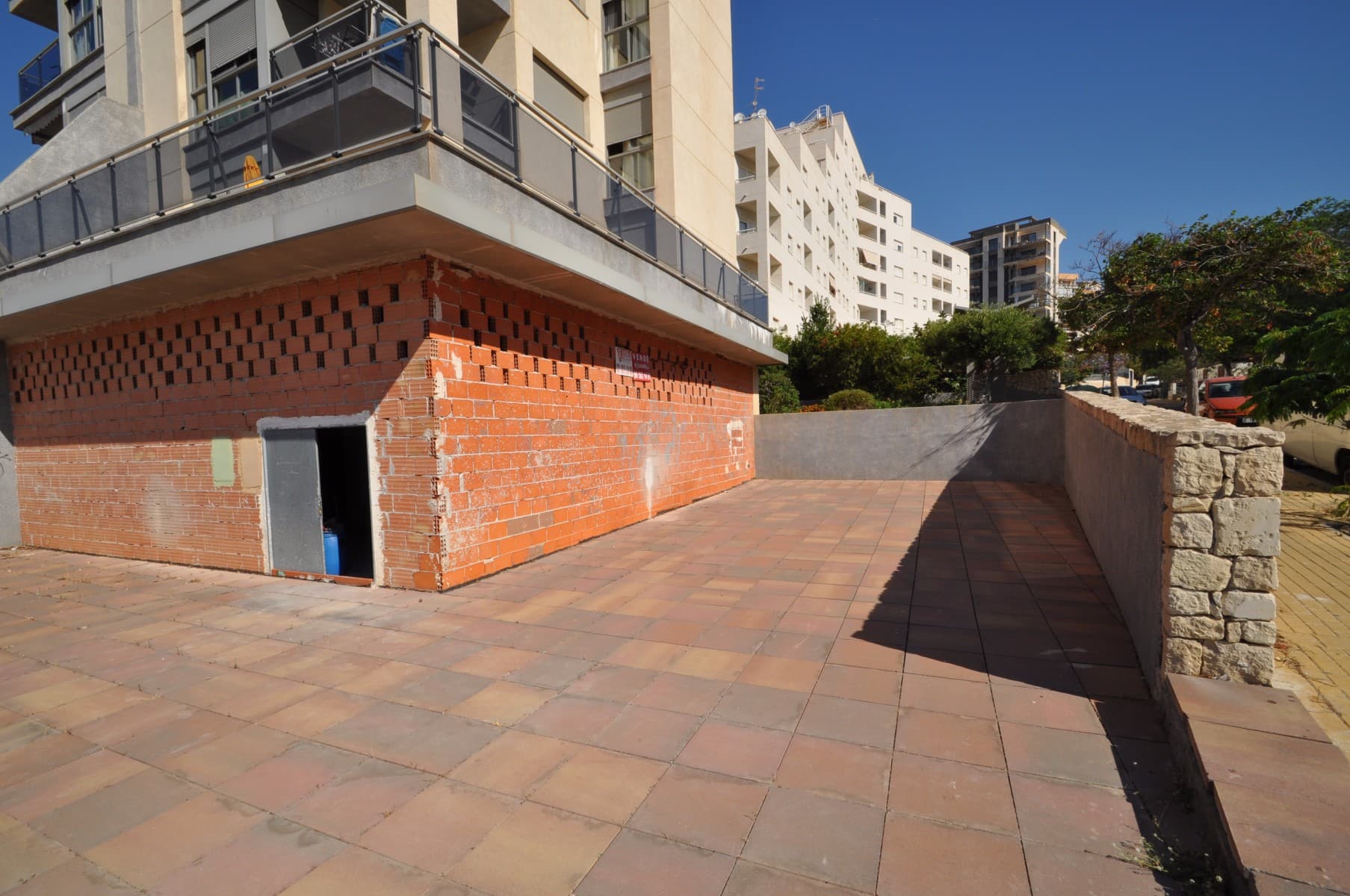If you think to open a new business in Spain, this new commercial area to be finished in Calpe, suitable for opening a bar, a restaurant o a small supermarket.At 300 meters from a beautiful beach in a quiet residential area, walking distance to the medical centre and to the centre of Calpe. From the terrace there's a beautiful view to the sea.The local is around 90sqm, there's a storage room. The beautiful terrace measures 180sqm.There are also 2 parking space included in the property. All facilities are available but none are connected at the moment. Will consider Rent To Buy with:* € 30,000 deposit* € 1,300 per month* Balance in 3 years * 100% of payments discounted (i.e. deposit and rent)