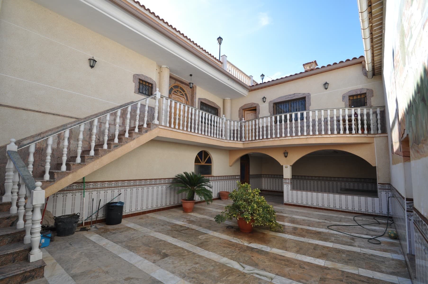 Located in the heart of the charming town of La Algueña, this large three-story house offers endless possibilities. With five bedrooms, four bathrooms, and three living rooms, it can easily be converted into three separate apartments.The property includes two garage spaces, a generous basement, a spacious interior patio with a covered porch, and a terrace. Whether you're looking for a family home, a rental investment, or a mixed-use property, this house is perfect for any project.If you liked this property, do not hesitate to contact us to organize a visit, we will be happy to help you!