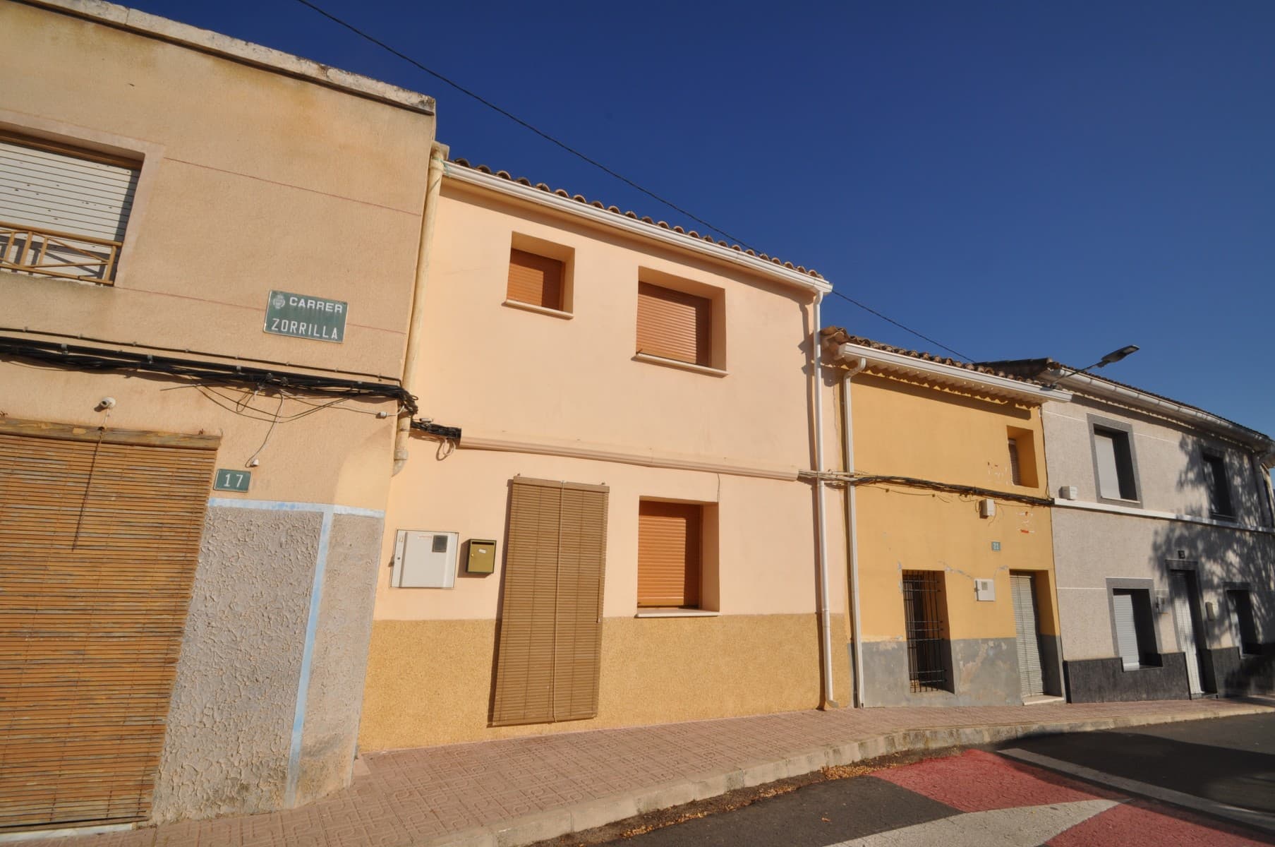 Spectacular village house in Las Casas del SeñorIt is a 150 square meter village house, renovated to high standard, fully furnished. On the main floor we find the hall, a living room with fireplace, a room and access to the terrace where there are stunning views. At the top there are 2 bedrooms and 1 bathroom. And in the basement we find a kitchen with dining room, a room that can be a small lounge or a single room, a bathroom. There is also a covered porch and an open terrace with jacuzzi and barbecue.The property has 2 accesses through two streets. It is very easy to maintain. The location is ideal since it is only 1km from shops, bars, restaurants ... and only 5km from the main city that is Monovar, where you will find everything you need.If you have liked this property, do not hesitate to contact us so we can arrange a visit.We are specialists in the Costa Blanca and Costa Calida specialising in the Alicante and Murcia Inland regions with a particular emphasis on Elda, Pinoso, Aspe, Elche and surrounding areas. We are an established, well known and trusted company that has built a solid reputation amongst buyers and sellers since we began trading in 2004. We offer a complete service with no hidden charges or surprises, starting with sourcing the property, right through to completion, and an unrivalled after sales service which includes property management, building services, and general help and advice to make your new house a home. With a portfolio of well over 1400 properties for sale, we are confident that we can help, so just let us know your preferred property, budget and location, and we will do the rest.