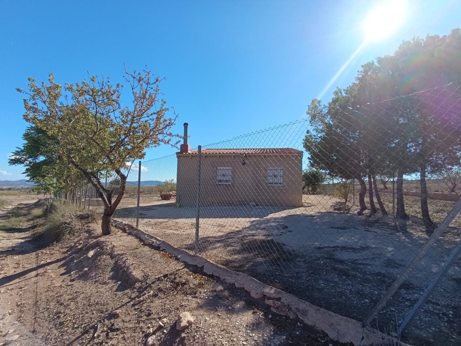 This property is a great opportunity for those looking to complete and customize their own home. The house is partially finished and designed for three bedrooms and one bathroom, with a garage and garden area included. Located just 10 minutes from Pinoso, it offers easy access to town while being near mountains and a reservoir, making it ideal for nature lovers. The plot includes almond trees and an uncultivated area, providing space for gardening or other outdoor projects. With some work, this property has the potential to become a charming family home in a peaceful setting.If you liked this property, do not hesitate to contact us to organize a visit, we will be happy to help you!