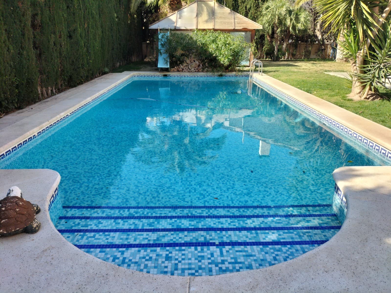 We have this spectacular villa for sale in one of the best areas of Elda.An area that will captivate the new owner, as it is a privileged location, and an area of great value in land. This villa consists of a first floor, with two bedrooms, one of them en suite with an en-suite bathroom. It has a spacious living room with access to the garden and open terrace area, and a large kitchen also with access to the outside; laundry area and pantry as well as a bathroom for this same floor. It is worth noting the spaciousness of the house, and the meters in each room. All bedrooms in this property have fitted wardrobes, or dressing room. This property is conscientiously made, with top quality materials, both in floors, wooden parquet, marble in entrance and staircase, tiles, double conditioning windows. Automatic light and shutter system. Surveillance system for opening the entrance door, and alarm. It also has an outdoor area with a toilet, barbecue, and utensils area and oil boiler. On the upper floor, there are two more spacious bedrooms that open onto a large solarium terrace for the enjoyment of its owners. There is also another bathroom on this floor. It is worth mentioning the basement floor, as it would be like another annex to this property. It has a beautiful living room with a huge fireplace area and kitchen area. In this area without any problem you could make a bedroom and have a house in this annex property.It has large windows, which gives a lot of light. In the kitchen, there is also a pantry This basement floor also has another bathroom, and access to the garage area.The garage area is impressive, because it has a large space, to be able to use it in the best way for the new owner. Have an office area, a play area, new bedrooms, etc... The garden area has a large swimming pool, and relaxation area, as well as part of the garden with beautiful palm trees and plants. This garden area, due to its size, allows a new property to be built on this plot, as it is urban land, with a value today of €250 square meter. Imagine the value of the purchase.Undoubtedly, it is a property for people who value a house with tradition, and well realized. The ideal home of your dreams. We will be happy to visit it with you. Do not hesitate to contact us to confirm your visit. You'll be delighted with it.NOTE: PART OF THE PLOT CAN STILL BE BUILT UPON IF REQUIRED: