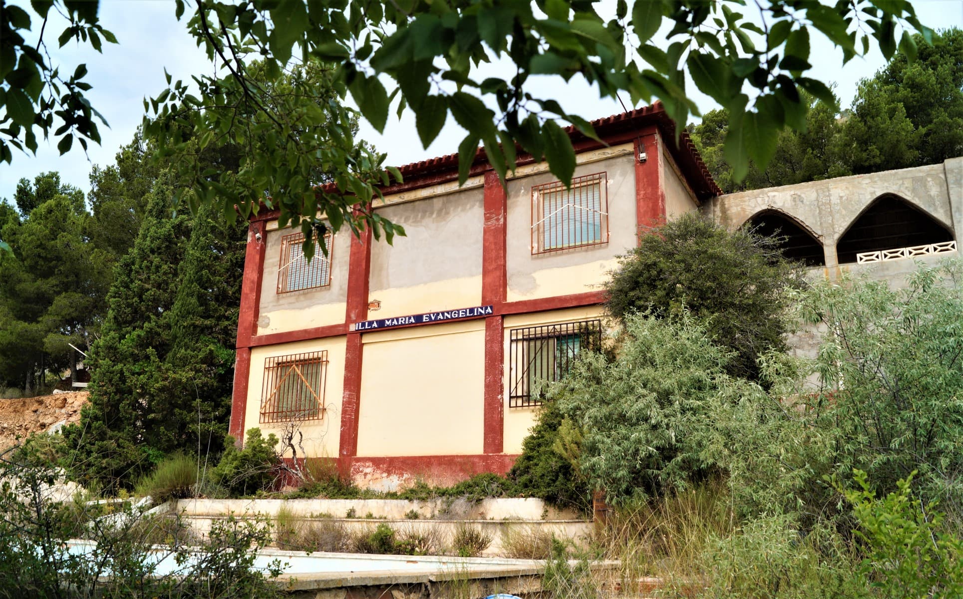 This fabulous villa for restoration is for sale. It has a floor of yesteryear, of being a fabulous property.It is currently located to be able to rehabilitate, and make a great place suitable for : rest and relaxation; bed and breakfast hotel; restaurant in a wonderful setting of Salinas; rural hotel.... Etc... That is, the options are endless. the property has good stay to be able to fix and good meters of construction. Above the property is the manufacture of a nave, which has the possibility of construction of 11 bedrooms with bedroom and bathroom each of them. That's why rehabilitation with commercial interestIf you are looking to live in a natural place, and be able to do the business of your dreams, this is the place, and this is your home...Come visit herWe specialize in Costa Blanca and Costa Calida, specializing in the regions of the interior of Alicante and Murcia, with a particular emphasis on populations such as Elda, Pinoso, Aspe, Elche, and surrounding areas.We are a well-established company, well known, and of great confidence that has built a solid reputation between buyers and sellers since we started marketing in 2004.We offer a complete service with no hidden charges, no surprises, starting with the purchase of the property, until the end, and An unparalleled after-sales service, including property management, construction and help services, and general advice to make your new home a home.With a portfolio of more than 1400 properties, we fully trust thatt we can help you. Let us get your property, budget and location Ideal, and we'll do the rest.