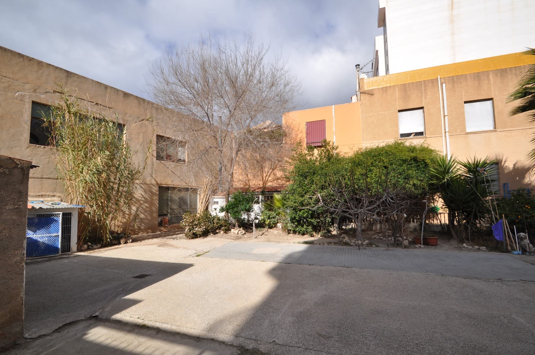 This big spacious block within his own office, garage wich also comes with 3 apartmentsRight next to the mainroad of Petrer, close to the center you can find this hidden gem to call your home.The building exist out of 3 apartments what is all connected with each other.Ideally for housing of more then one families.The property, has combined a total of 12 bedrooms and 5 bathrooms.A massive garden is present with a gate to the streets that connects with the garage and office space and.the apartments ot the block.The office space itself has enough space to use it as a warehouse, furthermore the office space has 2 floors where a lot of work can be done.The property has many open places so you may enjoy the sun on several different locations.We have a large portfolio of properties in the Costa Blanca and Costa Calida areas, specialising in country properties, villas, fincas, building plots and design and build options in the Alicante and Murcia regions with a particular emphasis on Elda, Monovar, Pinoso, Sax, Villena, Aspe, Fortuna, Albaceteand many more surrounding areas. We have been established since 2004 and have decades of experience between the team which we bring to bear to help you find and secure your new dream home. We help you every step of the way to make sure your purchase in Spain is safe and hassle free. We are not here to sell you a property, we are here to help you realise your dream and find what is right for you. With us you are in the safest hands. Contact us now to have a no obligation chat about how you too can realise your dreams.