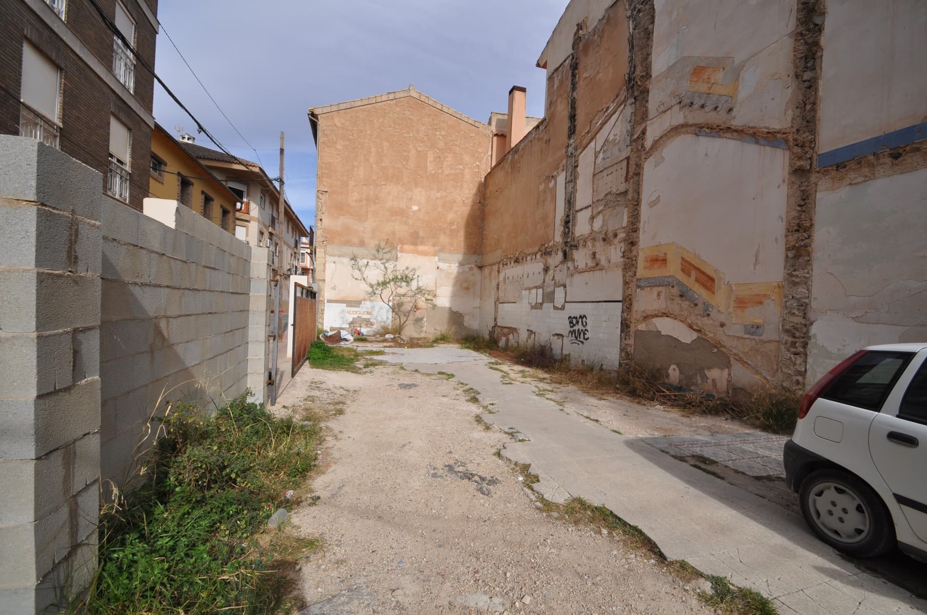 Are you looking for the perfect place to build your dream home in the charming town of Monovar? Look no further! This exceptional 165m2 plot of land is located just a few hundred meters from the casino, in the very heart of Monovar.Not only is this prime location close to all the amenities you could ever need, including shops, restaurants, and schools, but it also boasts easy access to electric, water, internet, and telephone services. This means you can have all the modern comforts you desire, while enjoying the peaceful and idyllic surroundings of this beautiful town.Imagine waking up every morning to breathtaking views of the surrounding mountains, or spending evenings strolling through the charming streets of Monovar. With this plot of land, all this and more can be yours. Don't miss out on this once-in-a-lifetime opportunity to build your dream home in one of the most desirable locations in Monovar.Contact us today to learn more about this amazing property and take the first step towards making your dreams a reality!We have a large portfolio of properties in the Costa Blanca and Costa Calida areas, specialising in country properties, villas, fincas, building plots and design and build options in the Alicante and Murcia regions with a particular emphasis on Elda, Monovar, Pinoso, Sax, Villena, Aspe, Fortuna, Albacete and many more surrounding areas. We have been established since 2004 and have decades of experience between the team which we bring to bear to help you find and secure your new dream home. We help you every step of the way to make sure your purchase in Spain is safe and hassle free. We are not here to sell you a property, we are here to help you realise your dream and find what is right for you. With us you are in the safest hands. Contact us now to have a no obligation chat about how you too can realise your dreams