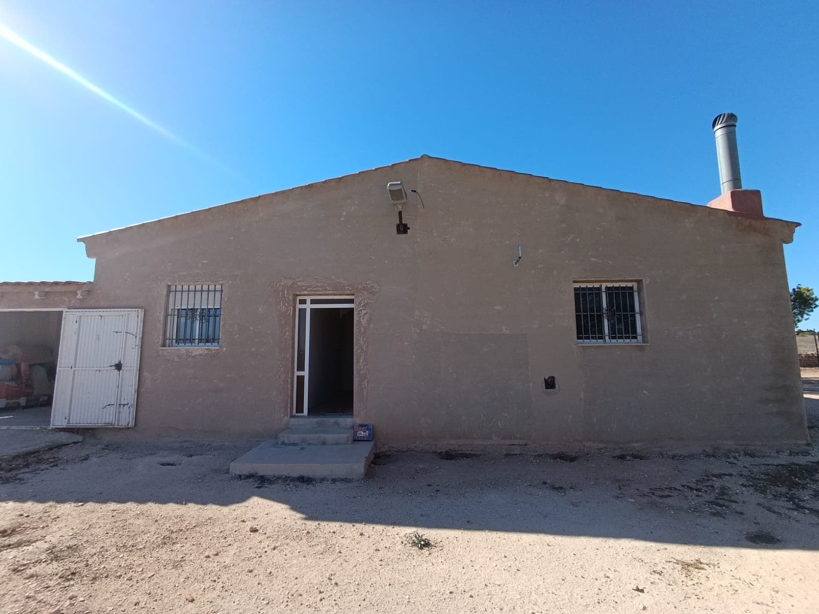 This property is a great opportunity for those looking to complete and customize their own home. The house is partially finished and designed for three bedrooms and one bathroom, with a garage and garden area included. Located just 10 minutes from Pinoso, it offers easy access to town while being near mountains and a reservoir, making it ideal for nature lovers. The plot includes almond trees and an uncultivated area, providing space for gardening or other outdoor projects. With some work, this property has the potential to become a charming family home in a peaceful setting.If you liked this property, do not hesitate to contact us to organize a visit, we will be happy to help you!
