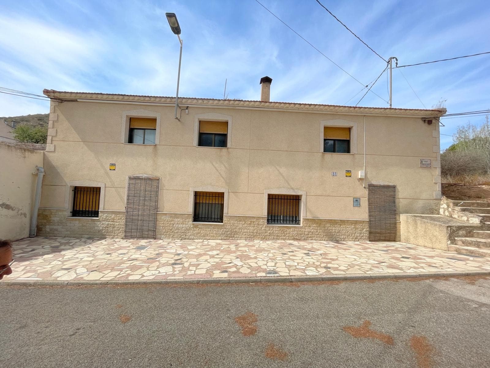This 180m² property, located in the charming village of Algueña, offers a unique combination of space and functionality. The home features 5 generously sized bedrooms, ideal for a growing family or for creating dedicated workspaces. A cozy fireplace adds warmth to the living area, making it perfect for relaxing evenings. The house boasts a practical layout with an interior patio and a large upper-level storage area, accessible from the rear of the property, offering ample room for your belongings or potential creative uses. Situated close to the mountains, the location is ideal for nature enthusiasts, while its good connectivity ensures easy access to local amenities. This home offers the perfect balance between rural tranquility and modern convenience. If you liked this property, do not hesitate to contact us to organize a visit, we will be happy to help you!