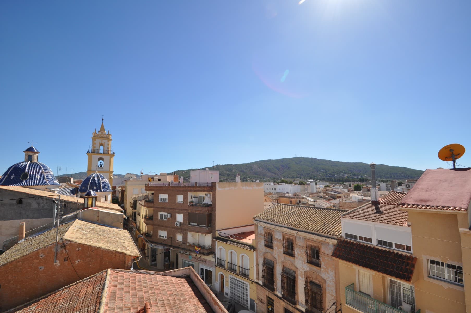 This spacious and bright duplex penthouse in the heart of Pinoso offers comfortable living in a prime location. Situated on the third floor with elevator access, the apartment is spread over two levels. It features 3 bedrooms, 2 bathrooms, and a generous terrace with a barbecue area, perfect for outdoor dining while enjoying the stunning views.With its open, light-filled spaces and modern conveniences, this apartment is ideal for those looking for a convenient and comfortable home right in the center of town.If you liked this property, do not hesitate to contact us to organize a visit, we will be happy to help you!