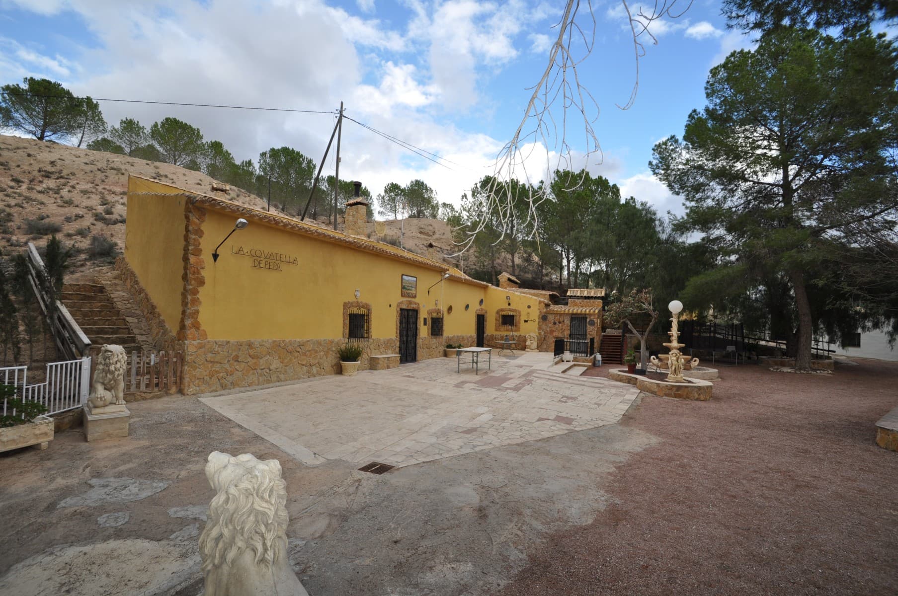 Discover a unique cave house in the mountain just 5 minutes from Pinoso and La Algueña. This property blends the charm of its natural setting with modern conveniences. Inside, enjoy a cool interior during hot summer days and a cozy fireplace for winter warmth. The home also features a garage.Outside, you'll find a beautiful garden, highlighted by stunning sculptures that add character to the space. The garden is also ideal for birdwatching. With two big barbecue areas and a spacious porch that can be covered, the outdoor space is perfect for entertaining and relaxing. This is a rare opportunity to own a peaceful retreat with easy access to nearby towns.If you liked this property, do not hesitate to contact us to organize a visit, we will be happy to help you!