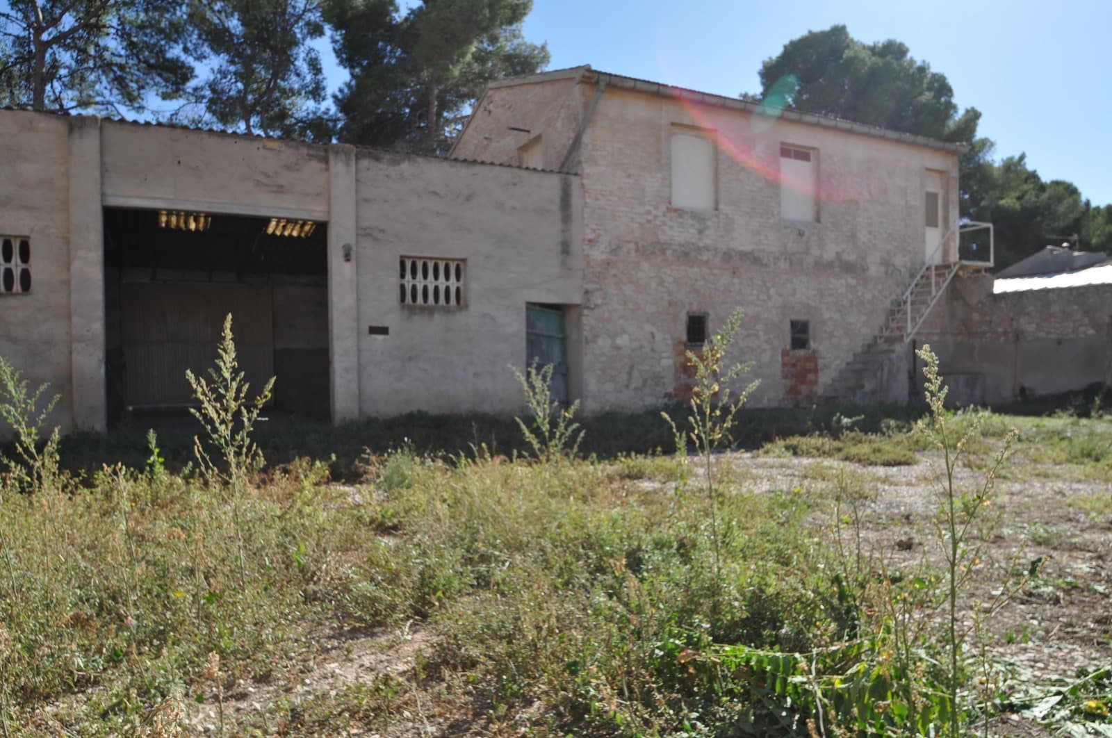 Are you looking for the ideal home in Pinoso? Or perhaps you're interested in an investment project? This property offers a fantastic opportunity!With a total area of 500 m² right in the heart of charming Pinoso, the possibilities are endless. Currently, there is 240 m² of existing construction, which was previously used for housing animals. This makes the property perfect for redevelopment, such as:Creating multiple modern apartments.A spacious private residence with a large garden.A mix of residential and commercial space.Why this location?Pinoso is known for its tranquility, authentic charm, and excellent connectivity. It's ideal for those wanting to experience the best of Spanish life or looking for a smart investment.Seize this unique opportunity and make your dreams come true! Contact us today for more information or to schedule a viewing.
