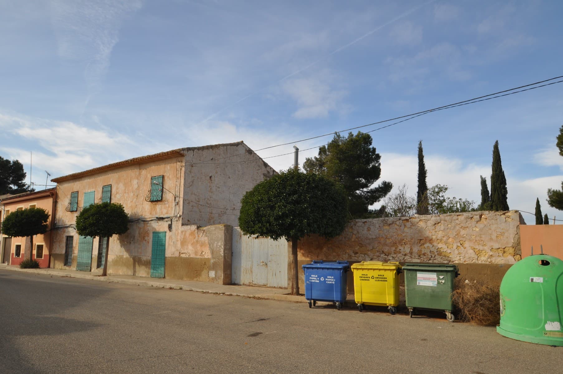 Discover this spacious townhouse with unique potential in Rodriguillo, just a 3-minute drive from the vibrant town of Pinoso nestled in a peaceful location with a nearby bar and hotel this property offers a blend of comfort convenience and exciting possibilities.This beautiful house built in 1900 has an ample space with 7 bedrooms providing plenty of room for family guests or creative use like a home office or studio cozy living areas with two fireplaces creating inviting spaces perfect for relaxing during cooler months outdoor lifestyle with a large swimming pool and expansive garden ideal for entertaining gardening or simply unwinding flexible layout with multiple entry points including two front doors a garage door leading to the garden and a rear entrance ensuring practical access and privacy a bonus building on the property adds significant potential whether you envision guest accommodations a workshop or additional living space.This property is perfect for those looking for a spacious home with outdoor amenities and the opportunity to customize its location combines the tranquility of a small village with easy access to Pinoso.If you liked this property, do not hesitate to contact us to organize a visit, we will be happy to help you!