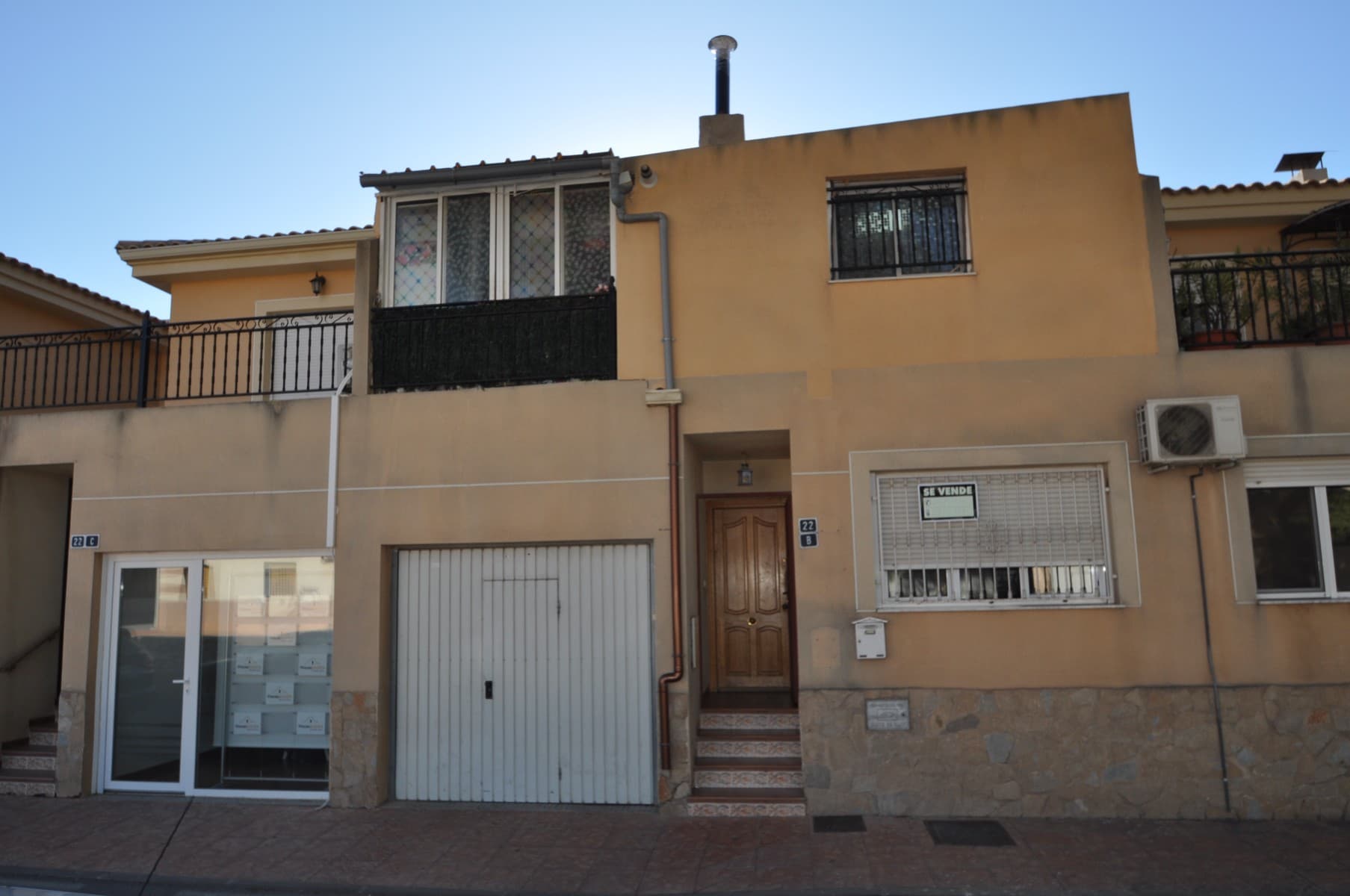 Discover this versatile two-story townhouse located in the charming town of Pinoso, a welcoming community with everything you need. Enjoy the convenience of over 50 bars and restaurants, five supermarkets, and a peaceful atmosphere close to the mountains.This property is thoughtfully divided into two separate apartments, making it ideal for extended family living or rental opportunities. With six bedrooms and three bathrooms, there's ample space for comfort and privacy. The home also features a private interior patio, perfect for relaxing or entertaining, and a garage for secure parking and extra storage.Whether you're looking for a family home, an investment property, or a combination of both, this townhouse offers flexibility and a fantastic location. If you liked this property, do not hesitate to contact us to organize a visit, we will be happy to help you!