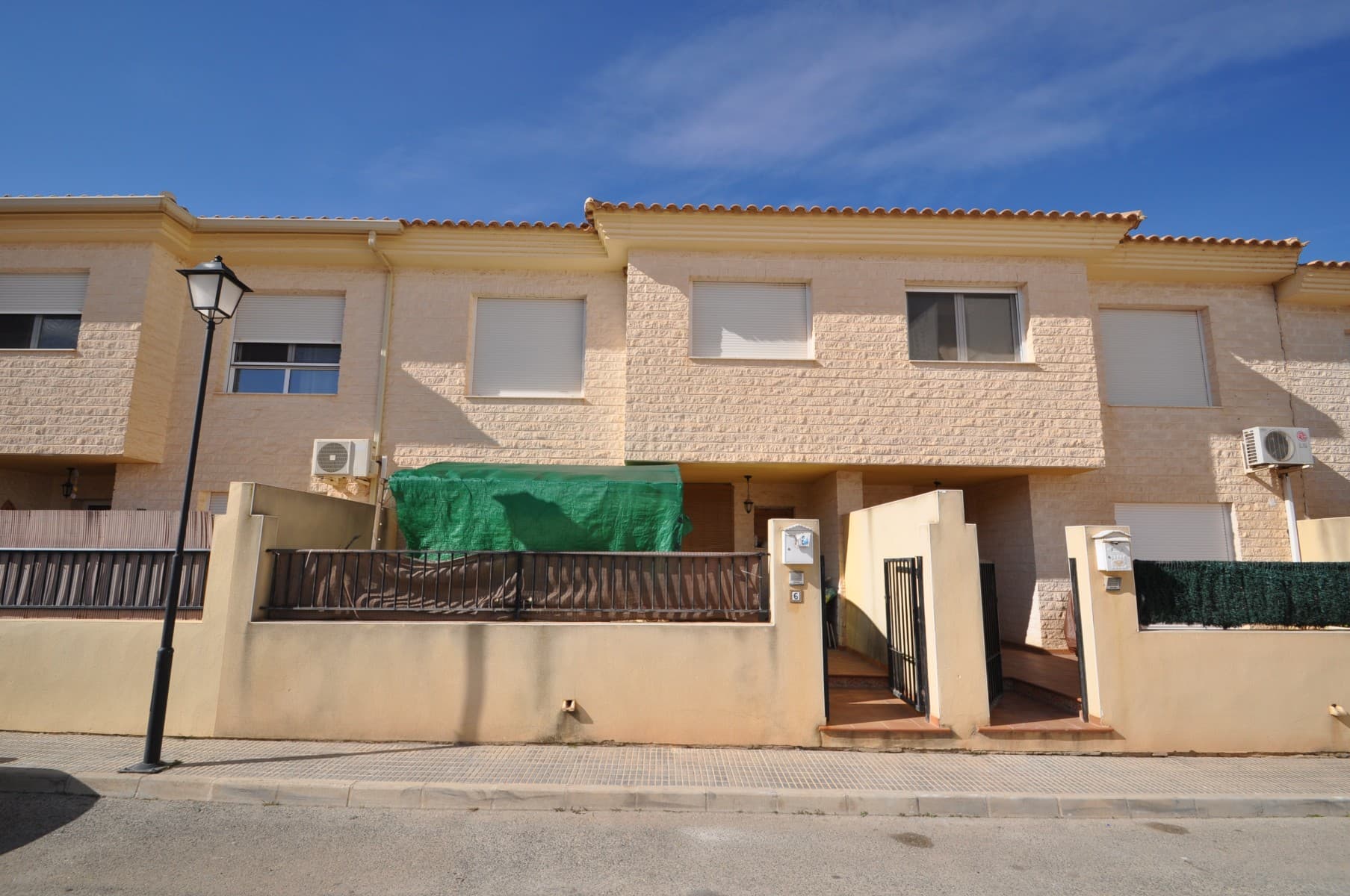This spacious 213m² townhouse in Pinoso offers plenty of natural light and comfortable living spaces. The entrance features a covered porch, leading into a large living room. The home includes four generously sized bedrooms and three bathrooms, making it ideal for families or those who need extra space. The kitchen is well-sized, providing ample room for cooking and dining. A small patio adds a private outdoor area, while the garage offers secure parking and additional storage. This property is a great opportunity for those looking for a bright and spacious home in a convenient location.If you liked this property, do not hesitate to contact us to organize a visit, we will be happy to help you!