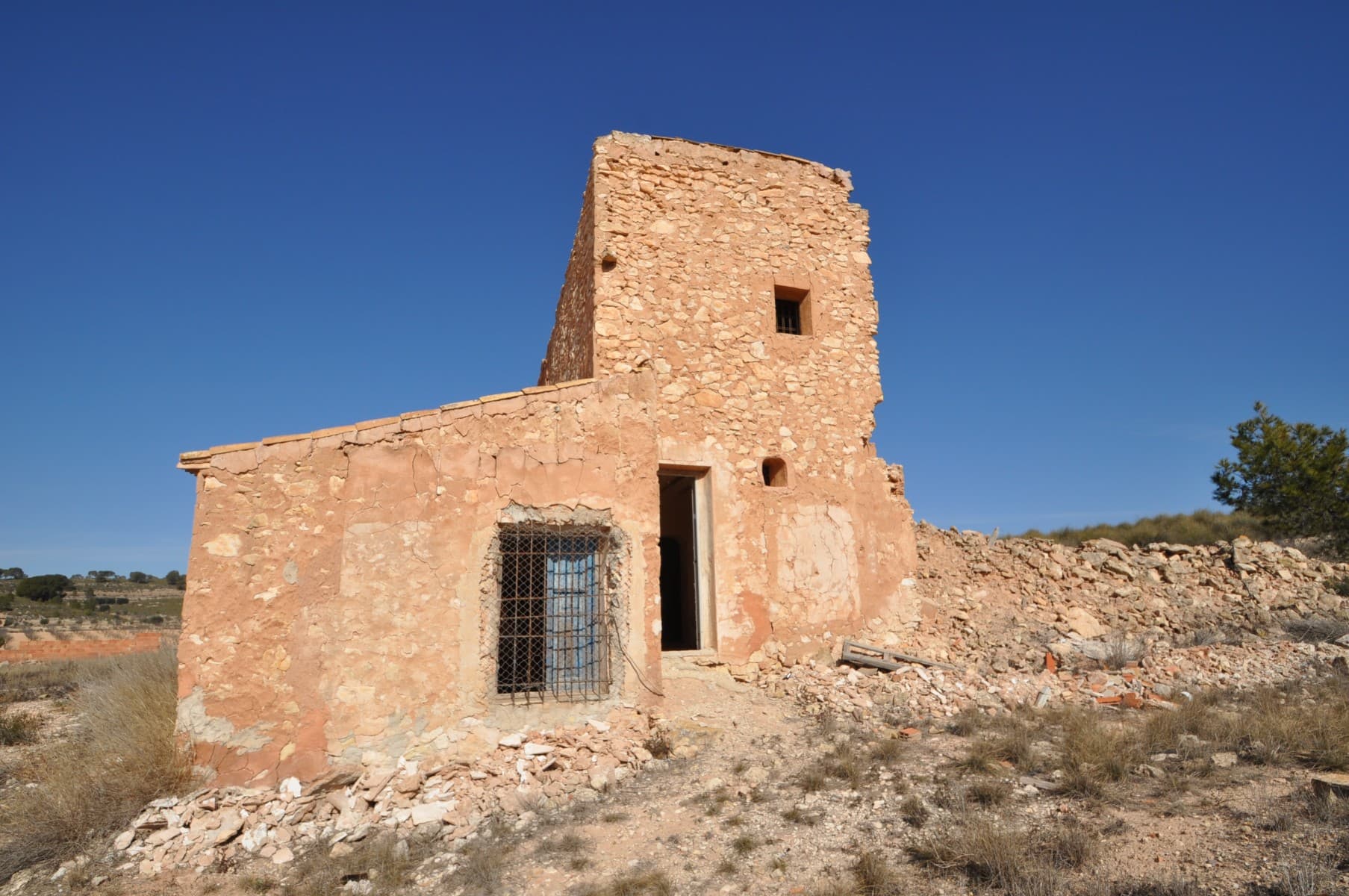 Located in the peaceful village of Torre del Rico, this property offers a great opportunity for those looking to start a new life project in a quiet, scenic setting. With beautiful views of the surrounding countryside, this home has plenty of potential for restoration and customization to suit your needs.The village provides a relaxed atmosphere while still being within reach of essential amenities and larger towns. Whether you're looking to create a permanent residence, a holiday retreat, or an investment opportunity, this property is a solid foundation to build upon.If you're ready to bring new life to a home in a picturesque location, this could be the perfect project for you. If you liked this property, do not hesitate to contact us to organize a visit, we will be happy to help you!