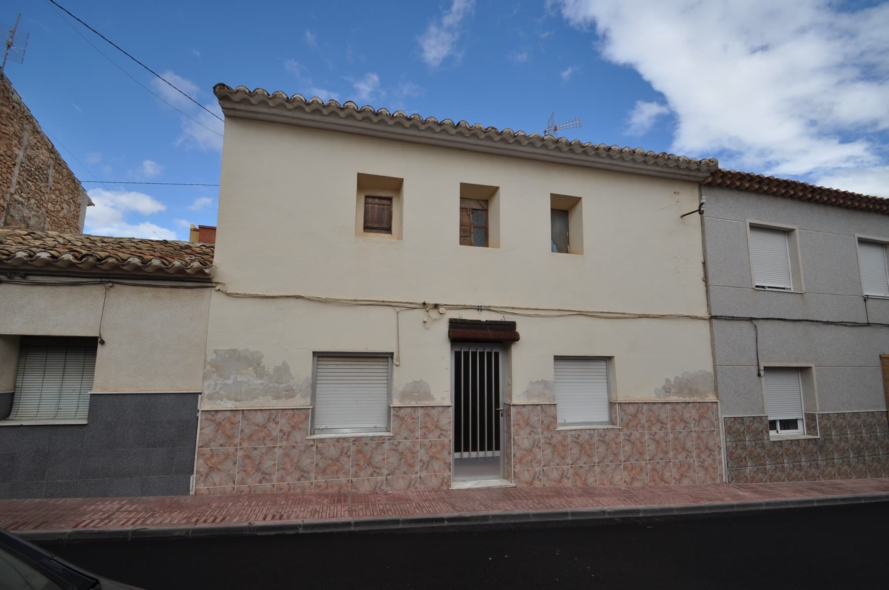 This 143m² townhouse is located in the center of Salinas, Alicante, offering convenience and easy access to local services. Spread over two floors, the property has good natural light thanks to its favorable orientation.It features a patio and one bathroom, with part of the house in need of renovation—an opportunity to customize it to your taste. Whether you're looking for a permanent home or a project, this property has great potential in a prime location.If you liked this property, do not hesitate to contact us to organize a visit, we will be happy to help you!
