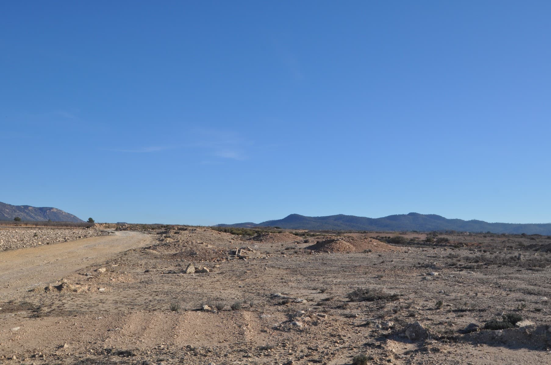 This 14,122m² plot offers a fantastic opportunity for building your home or setting up a mobile or dome house. It has direct access to a paved road and provides beautiful views of the surrounding landscape.Electricity and water connections are available nearby, making installation simple. The location is convenient, just 5 minutes from Pinoso and 10 minutes from Monóvar, offering a peaceful setting while keeping essential services within easy reach.A great option for those looking to invest in land with excellent accessibility and development potential.If you liked this property, do not hesitate to contact us to organize a visit, we will be happy to help you!