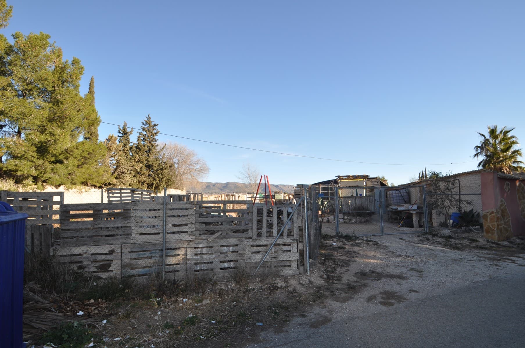 Located in a small hamlet just five minutes from Pinoso, this 591m² fenced property is ideal for those who enjoy outdoor living, gardening, or keeping animals. It includes dedicated spaces for dogs, chickens, and other small animals, as well as a storage container for gardening tools or animal care supplies. There are also planters and designated areas for growing vegetables, making it easy to create a small garden or orchard.A well-organized and practical space in a quiet setting, perfect for those looking for a functional outdoor area. If you liked this property, do not hesitate to contact us to organize a visit, we will be happy to help you!