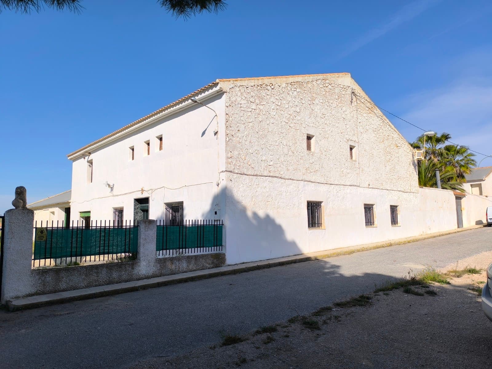 This wonderful villa in Torre del Rico, has approximately 1000 meters built. The main house has 700m2 divided into 2 floors. Inside the house there are 5 bedrooms, 2 bathrooms, living room, kitchen, utility room and larder. The house is very well occupied as it is delivered with furniture and white goods. It also has central heating, 2 fireplaces, pre installation of satellite TV ...On the outside, the house has 600 m2 of plot, fully fenced and with electric entrance gate, this plot has vegetation and is ideal to have a perfect garden. It has a 200 m2 surface perfect to use as a workshop, create a house for guests ... There is also an outdoor kitchen and a 70m2 loft.One of the places that makes this property very special is the approximately 400m2 internal patio. The area of this patio is very beautiful and is very well maintained, has a pool and is perfect to enjoy the tranquility and privacy that this place offers. In addition there is a small covered porch with a small kitchen and living room, perfect for relaxing.The house includes parking space / garage.The location of this property is ideal, since on the one hand it is at the entrance of the city, so you can find everything you need nearby; supermarket, bars, restaurants ... But also, being an independent house offers privacy and tranquility.If you like this property, do not hesitate to contact us to arrange a visit.We are specialists in the Costa Blanca and Costa Calida specialising in the Alicante and Murcia Inland regions with a particular emphasis on Elda, Pinoso, Aspe, Elche and surrounding areas. We are an established, well known and trusted company that has built a solid reputation amongst buyers and sellers since we began trading in 2004. We offer a complete service with no hidden charges or surprises, starting with sourcing the property, right through to completion, and an unrivalled after sales service which includes property management, building services, and general help and advice to make your new house a home. With a portfolio of well over 1400 properties for sale, we are confident that we can help, so just let us know your preferred property, budget and location, and we will do the rest.