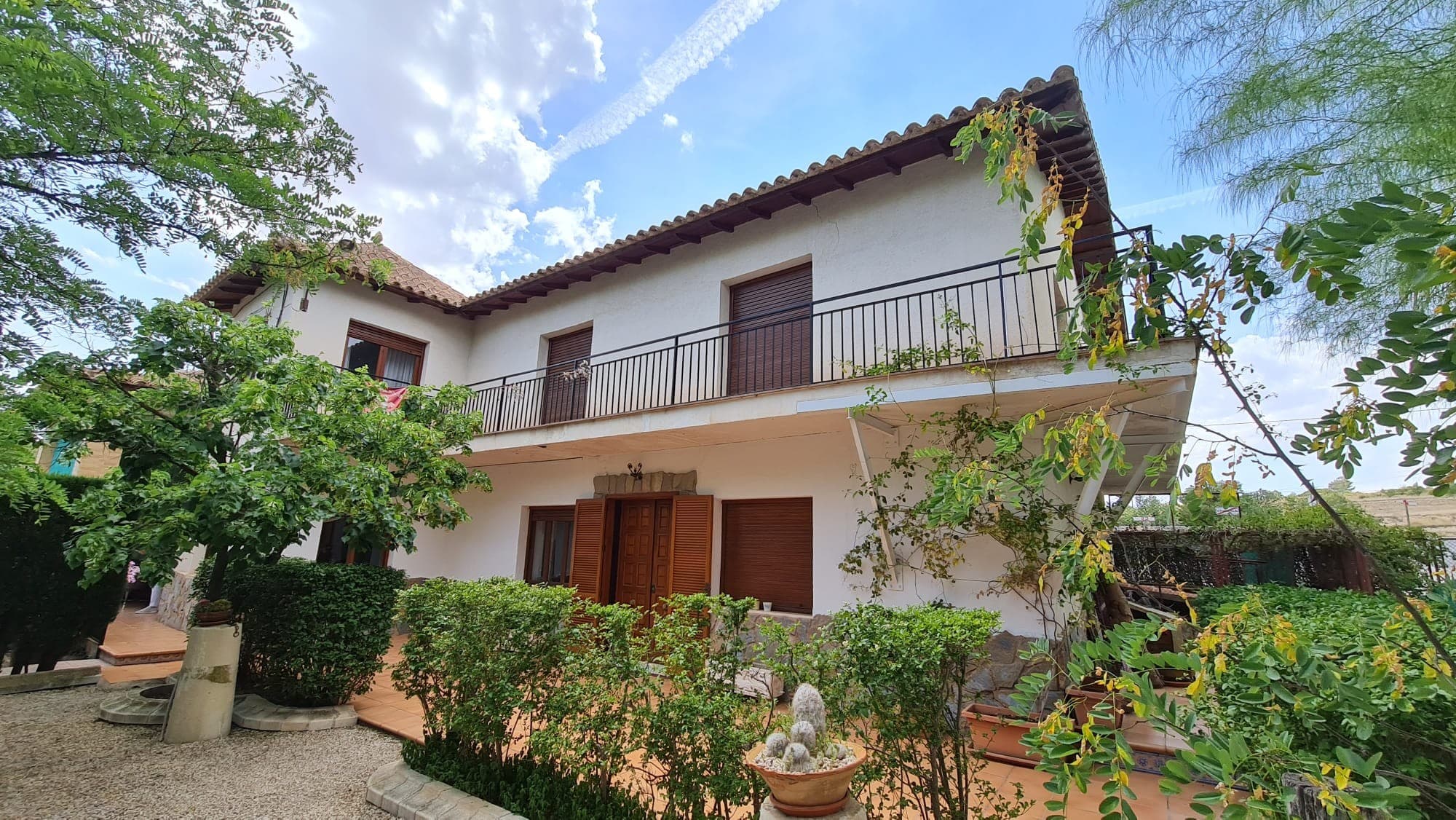 Characterful house with guesthouse for sale near MonóvarJust a short walk from the charming town of Monóvar, this unique property is for sale, full of character and potential. The property comprises a main house and a separate guest house, ideal for family visits or as a rental opportunity for additional income.The property is ready to move into, although a touch of modernisation could take it to an even higher level. Inside you will find cosy living areas with authentic details and a separate party room, perfect for parties or cosy evenings with friends.Outside you will enjoy a spacious patio and an inviting swimming pool, where you can relax on warm days. The BBQ area completes the picture - ideal for summer dinners al fresco.Although the property is close to the main road, the terrace and patio offer a surprising amount of privacy, so you can relax in peace.The location is perfect: easily accessible, within walking distance of shops, restaurants and amenities, yet with the peace and charm of country life. This is an ideal home for those looking for character, space and possibilities.