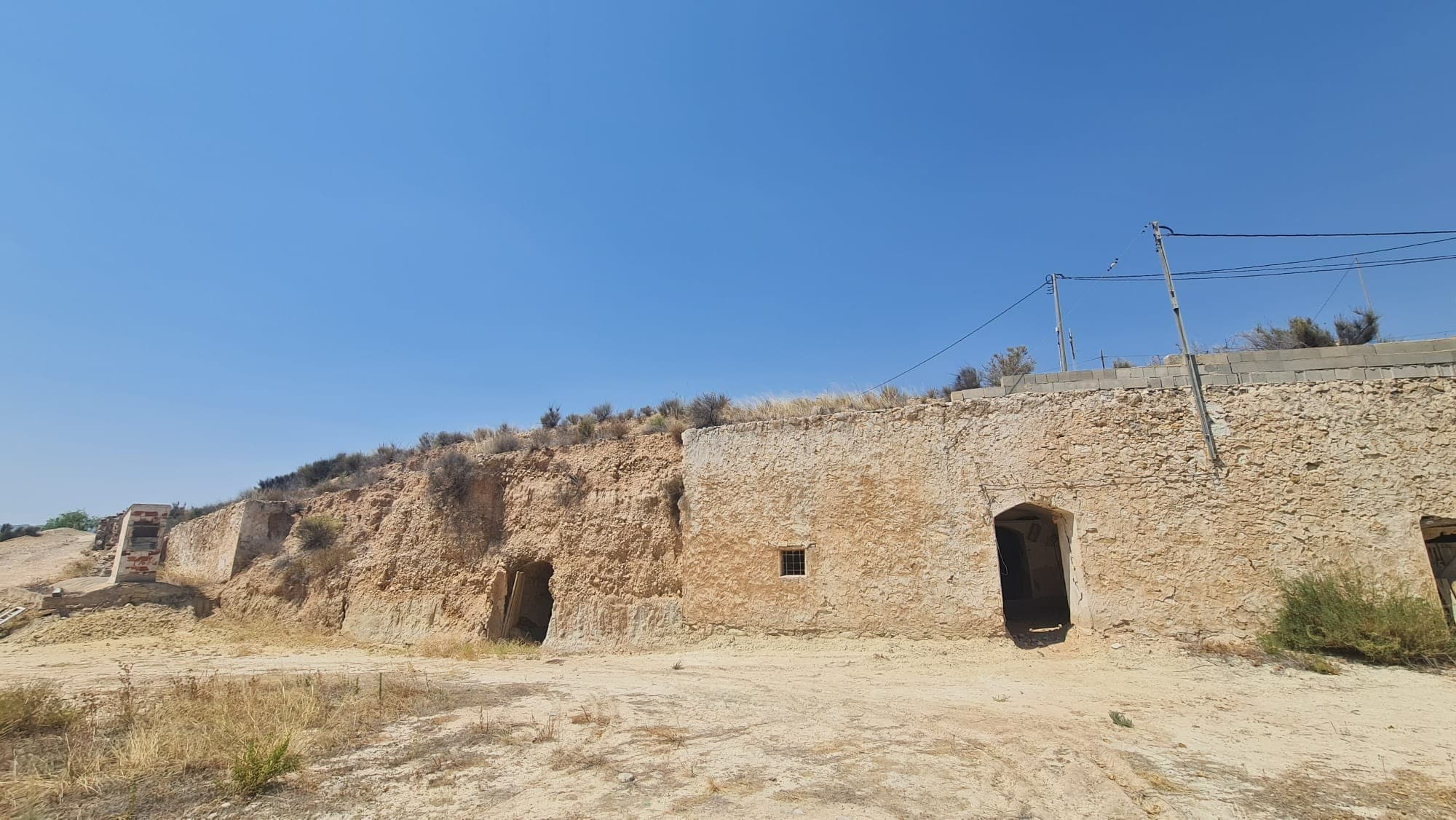 This unique property near El Tollé, Abanilla, offers 7,751 m² of land and multiple cave structures ready for renovation. With easy access from a paved road leading to a shared dirt path, this property combines convenience with a sense of seclusion.The land includes 25 olive trees, adding character and potential to the property, as well as the possibility to install water and electricity, making it a practical choice for a wide range of projects.The stunning views and expansive space make it an excellent opportunity to create something truly special, whether you're planning a personal retreat, a family home, or a unique investment.If you liked this property, do not hesitate to contact us to organize a visit, we will be happy to help you!