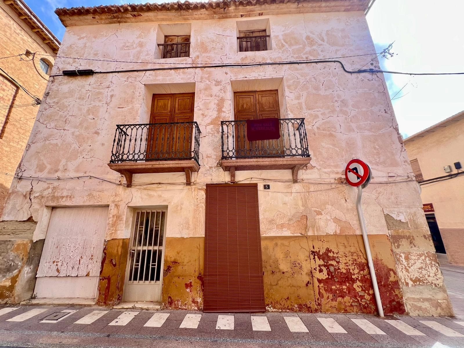Located in the very centre of Pinoso, on a street surrounded by all amenities, this large corner property of 380 m² offers outstanding potential to be completely renovated and transformed into a unique project.Spread over two floors plus an attic, the property includes a commercial unit with its own independent entrance, ideal for converting into a business space, restaurant, café or boutique shop. It also has two separate entrances — one for the commercial premises and another for the main house, allowing both areas to remain independent or to be easily connected depending on the new owner's plans.The property requires full renovation, providing the perfect opportunity to redesign all spaces and adapt them entirely to personal taste or project needs. The ground floor could easily be converted into an open-plan layout, ideal for a spacious business area, restaurant or open living space. It currently comprises around 8 rooms, a kitchen with pantry, terrace, balconies overlooking the centre, and a spacious interior patio with barbecue area, ideal for creating a charming courtyard, a restaurant terrace or a private chill-out zone.Thanks to its solid structure and unbeatable location, this property can be transformed into a charming guesthouse, restaurant, tourist accommodation or a home with a business on the ground floor, among many other possibilities.Located on one of the most central and lively streets of Pinoso, with façades on three streets, this property represents a unique investment opportunity for those looking to develop a project in the very heart of town, offering great visibility and potential. Key features: • 380 m² built area • 2 floors + attic • Commercial premises with independent access • In need of full renovation • Patio with barbecue area • Terrace and balconies • 2 separate entrances (house and shop) • Corner property with frontage on 3 streets • Prime location in the centre of Pinoso • Excellent potential for a home, restaurant, guesthouse or investment project A property full of character, space and potential , perfect for investors or entrepreneurs ready to bring new life to the heart of Pinoso.If you liked this property, do not hesitate to contact us to organize a visit, we will be happy to help you!We have a large portfolio of properties in the Costa Blanca and Costa Calida areas, specialising in country properties, villas, fincas, building plots and design and build options in the Alicante and Murcia regions with a particular emphasis on Elda, Monovar, Pinoso, Sax, Villena, Aspe, Fortuna, Albacete and many more surrounding areas. We have been established since 2004 and have decades of experience between the team which we bring to bear to help you find and secure your new dream home. We help you every step of the way to make sure your purchase in Spain is safe and hassle free. We are not here to sell you a property, we are here to help you realise your dream and find what is right for you. With us you are in the safest hands. Contact us now to have a no obligation chat about how you too can realise your dreams.