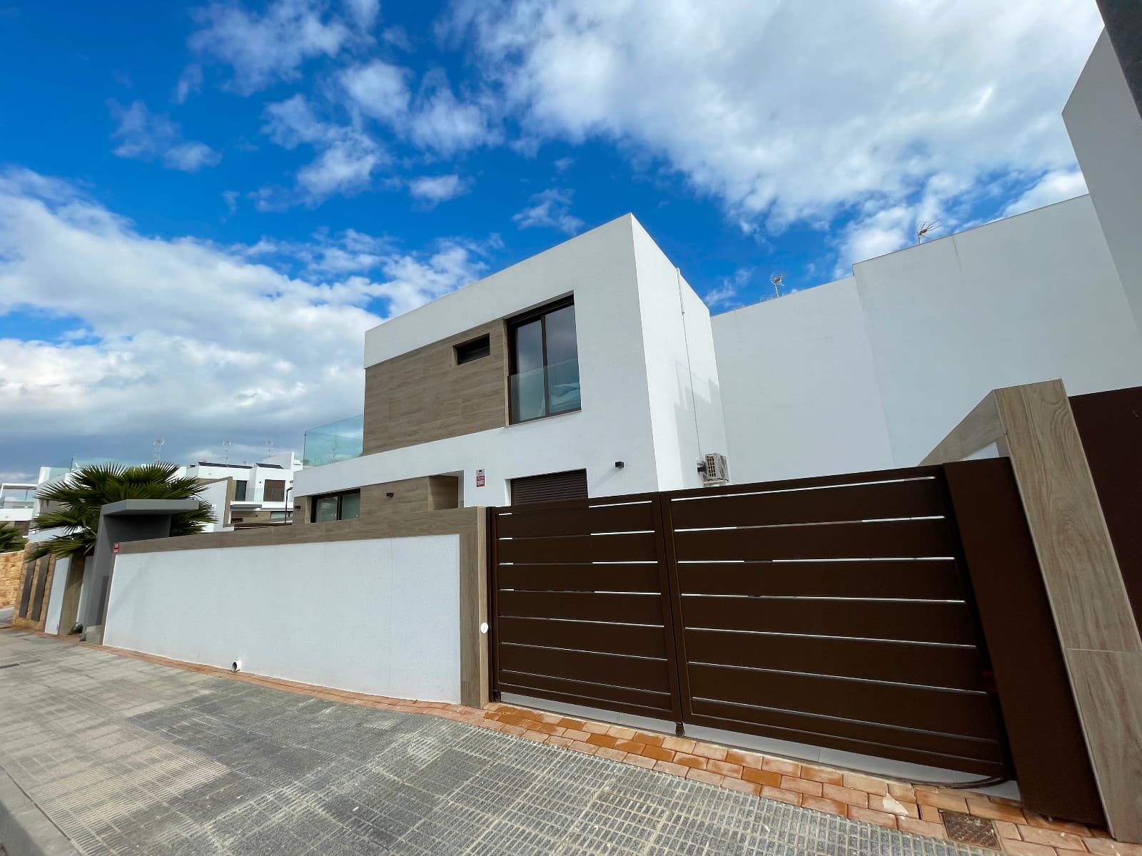 This modern and stylish three-bedroom villa in Benijofar, built in 2022, is centrally located, only 12 minutes from the beaches. The villa comes with numerous extras, such as fitted wardrobes, air conditioning throughout, electric blinds, an aerothermic system, a private pool, parking, a motorized gate, internal and external lighting, a finished underbuild, and white goods.