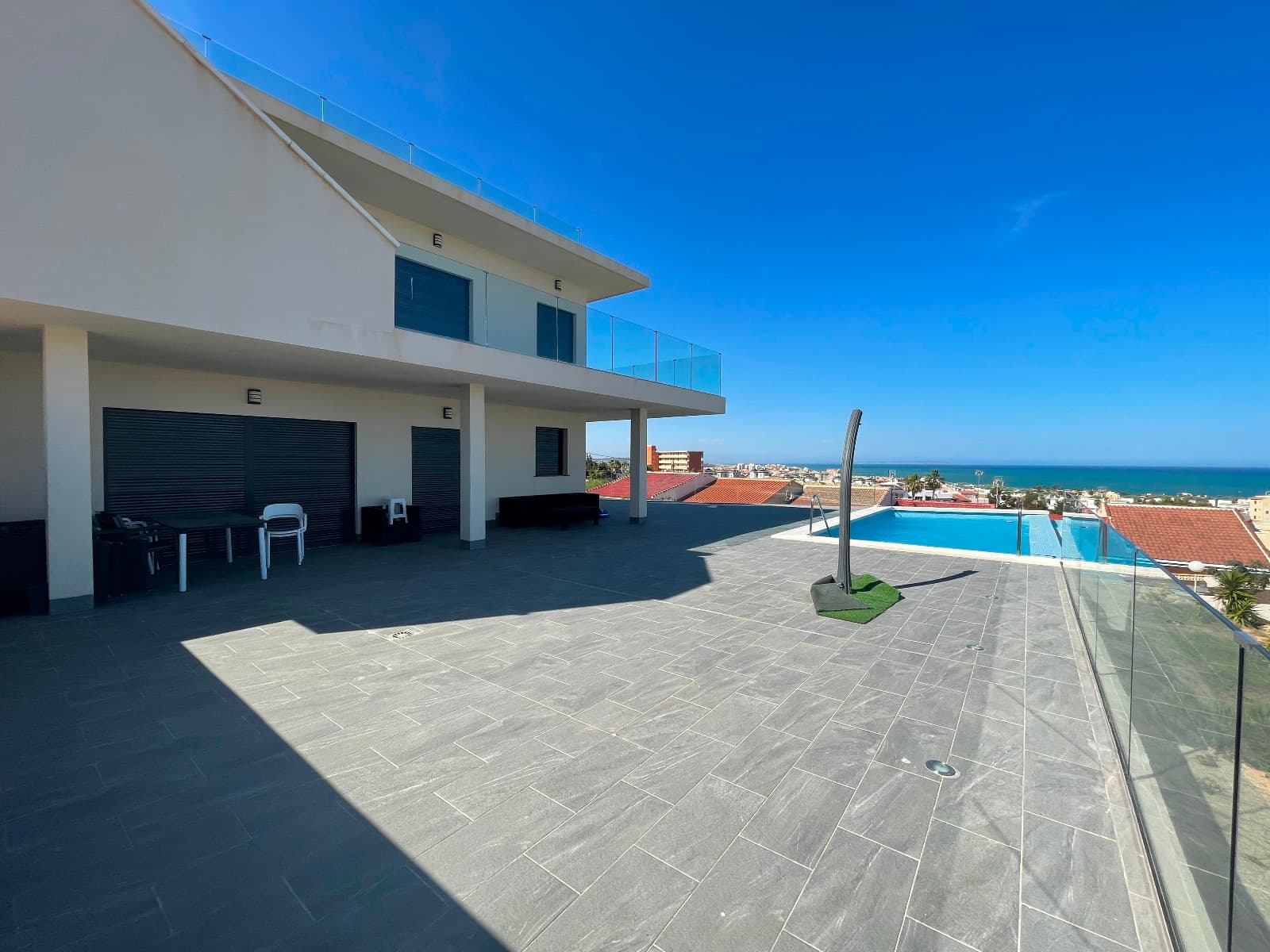 A semi-detached house with a private pool, all nearly new, recently built, stunning views, near La Mata beach in Torrevieja, independent access to the first-floor house. The house has two separate units. 2 fully equipped kitchens, sold furnished, has a spacious garage.