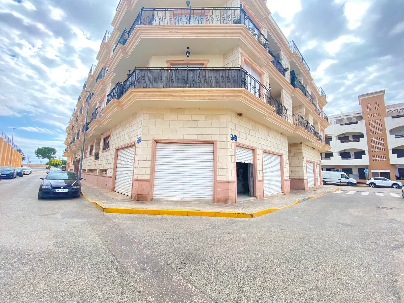 This commercial property is sold unfinished, allowing the new owner to complete it as they wish. It features multiple large shutters at the entrances and a ceiling height of 4.4 meters, offering great potential. Currently used as storage, the space can be converted into a business or renovated into a residence.The buyer will need to arrange for electricity and water services. It is situated in a great location, close to all amenities, including the municipal football field and a children's park right across the street. There are no community fees, and the annual property tax (IBI) is just €115, with facade insurance costing €30 per year.