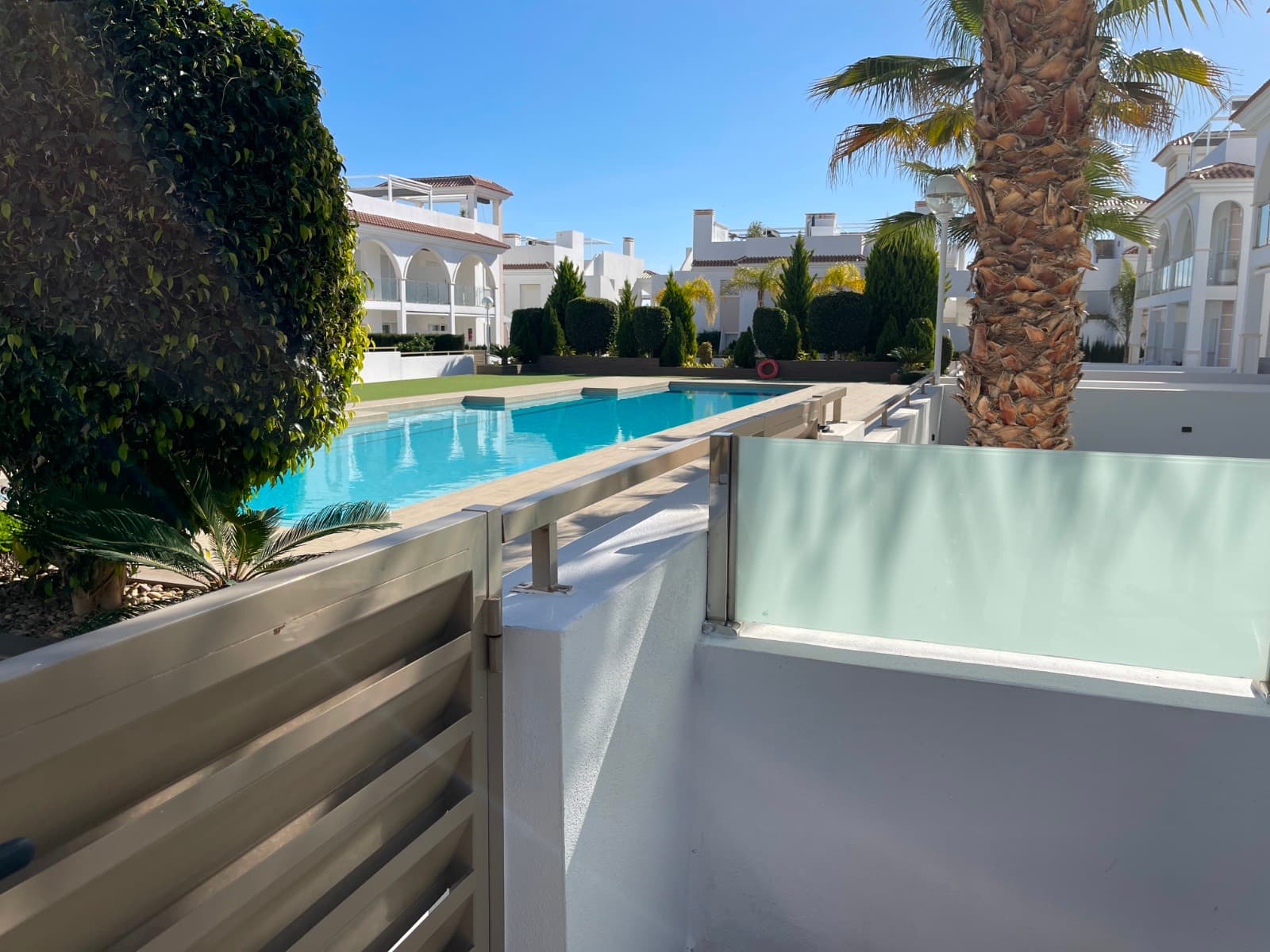 Gated residential complex of Mediterranean style flats with 2 bedrooms. Ideal for those looking for a comfortable and functional home to enjoy the climate and tranquillity of the Costa Blanca.Located in Ciudad Quesada, in Residencial Fortuna, you will have access to its beautiful green spaces and communal swimming pool, as well as enjoying your own outdoor spaces: a large garden of more than 140m2 in this case as it is a ground floor flat ideal for people with reduced mobility.The property comes with: Fitted wardrobes in all rooms. Electric blinds. Aluminium pergola to protect the car with the possibility of installing solar panels. Storage room of +/-5m2 for motorbike. An extra aluminium enclosure at the entrance of the house. Stainless steel ramp. Air conditioning by ducts. The property is delivered with the kitchen fully equipped with Siemens/Bosch appliances. This new residential is surrounded by quiet residential areas and wide avenues, and is within walking distance of all essential services: supermarkets, restaurants, health centre, pharmacies, golf course, dog parks and natural areas such as the Lagunas de Torrevieja... In addition, just 10 minutes away you can enjoy the best beaches of Guardamar and Torrevieja. Cities such as Alicante and its airport are only 35 minutes away by car.One of the last available ground floor units, don't miss it. Ideal property to live all year round or to create a passive source of income by being able to rent out the property for tourism, as this property is close to all that the Costa Blanca has to offer.