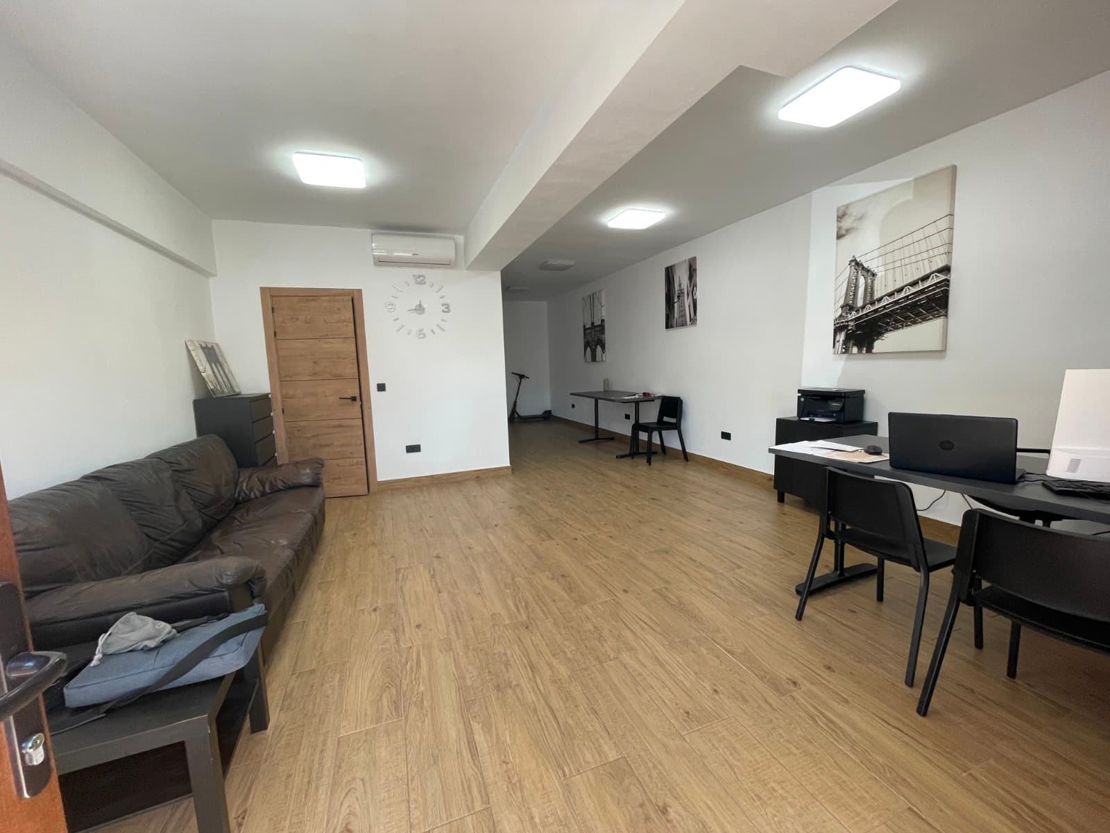 For sale: A commercial space perfect for an office, store, or workspace, located in one of the busiest and most active areas of Guardamar. The area is surrounded by shops, ensuring high visibility and foot traffic – an ideal spot to grow your business.The property offers ample parking right in front, making it easy for both customers and employees to access. It also features a restroom, an additional room that can be used as a staff kitchen, and an outdoor patio that can be turned into a smoking area or used for other purposes.Don't miss this opportunity to establish your business in a dynamic and commercial area. This space has everything you need to take your business to the next level!Contact us today for more information and to schedule a viewing!